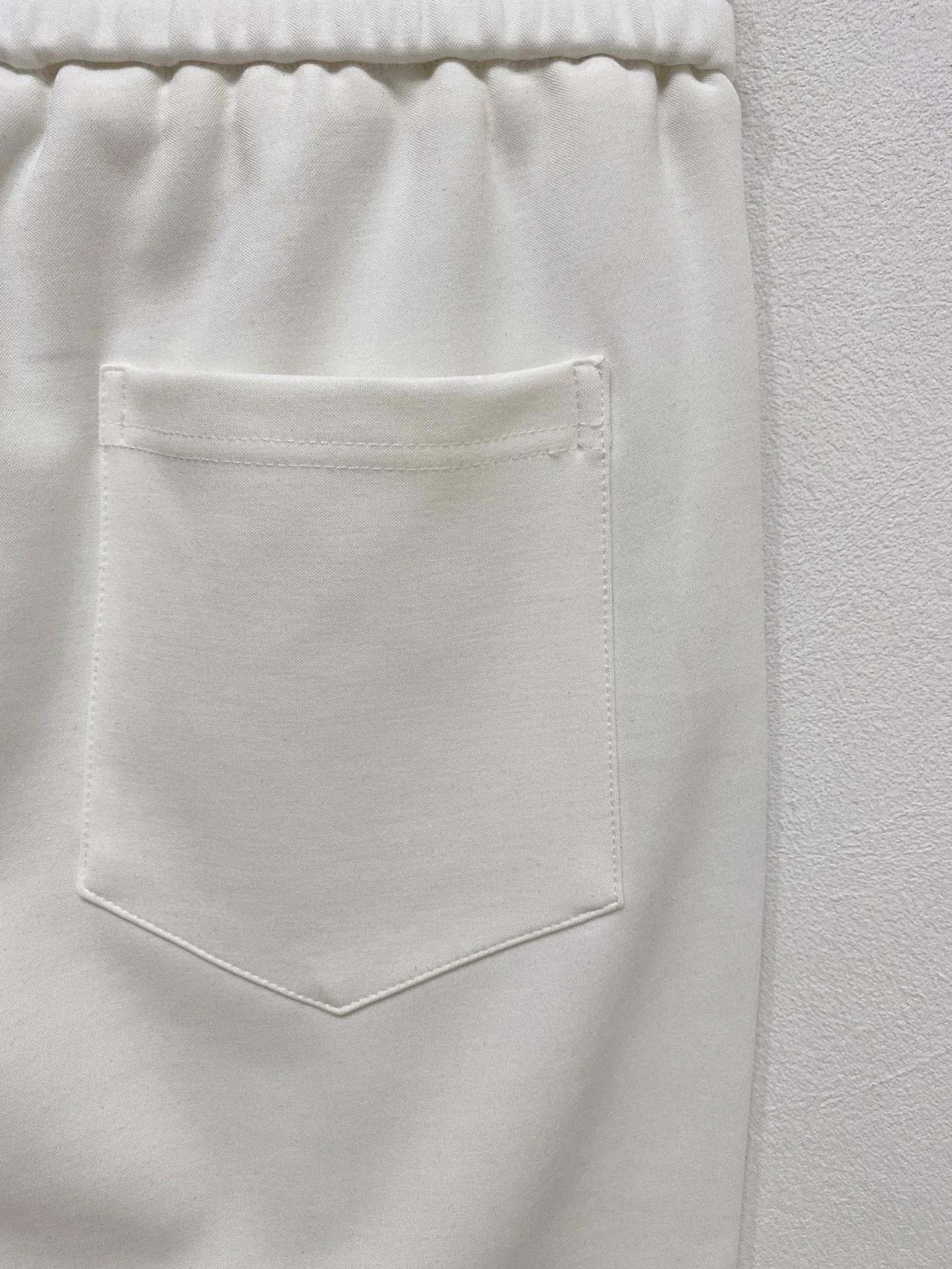 🅿️700 [DIOR Dior] Hot-selling suit is coming. Focus on the original version of the official website. 2025 new hot-selling cardigan and sweatshirt suit. The original order is the best. 🇭🇰The meticulous work of top designers. Just for a fitting and perfect upper body effect. All-natural high-quality Tencel Roman cotton 100%, close-fitting comfort, noble and elegant! Original hardware embodies elegance and nobility! Counter size: M-3XL (maximum wear up to 190 pounds)