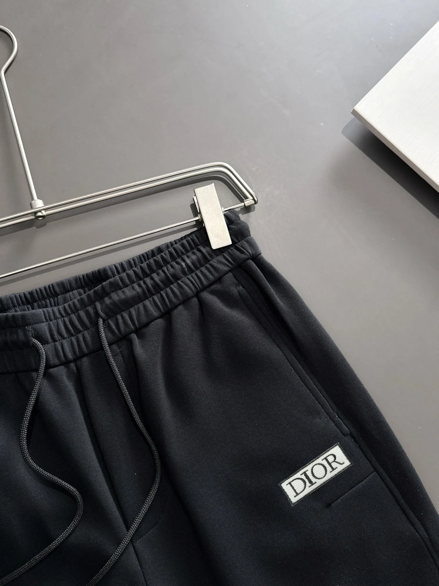 🅿️330 shipped next day. High-quality DIOR Dior 2025 spring and summer new high-definition elastic band casual solid color loose shorts. Made with machines imported from Italy. The hem of the trousers is stitched with two needles. The stitching is fine and firm. The fabric is customized at the counter. It has high breathability and comfort. The details are impeccable. The design concept of brand elements reflects high quality. It feels delicate and soft! It presents a casual cut and the upper body shape is great! Size: M-3XL