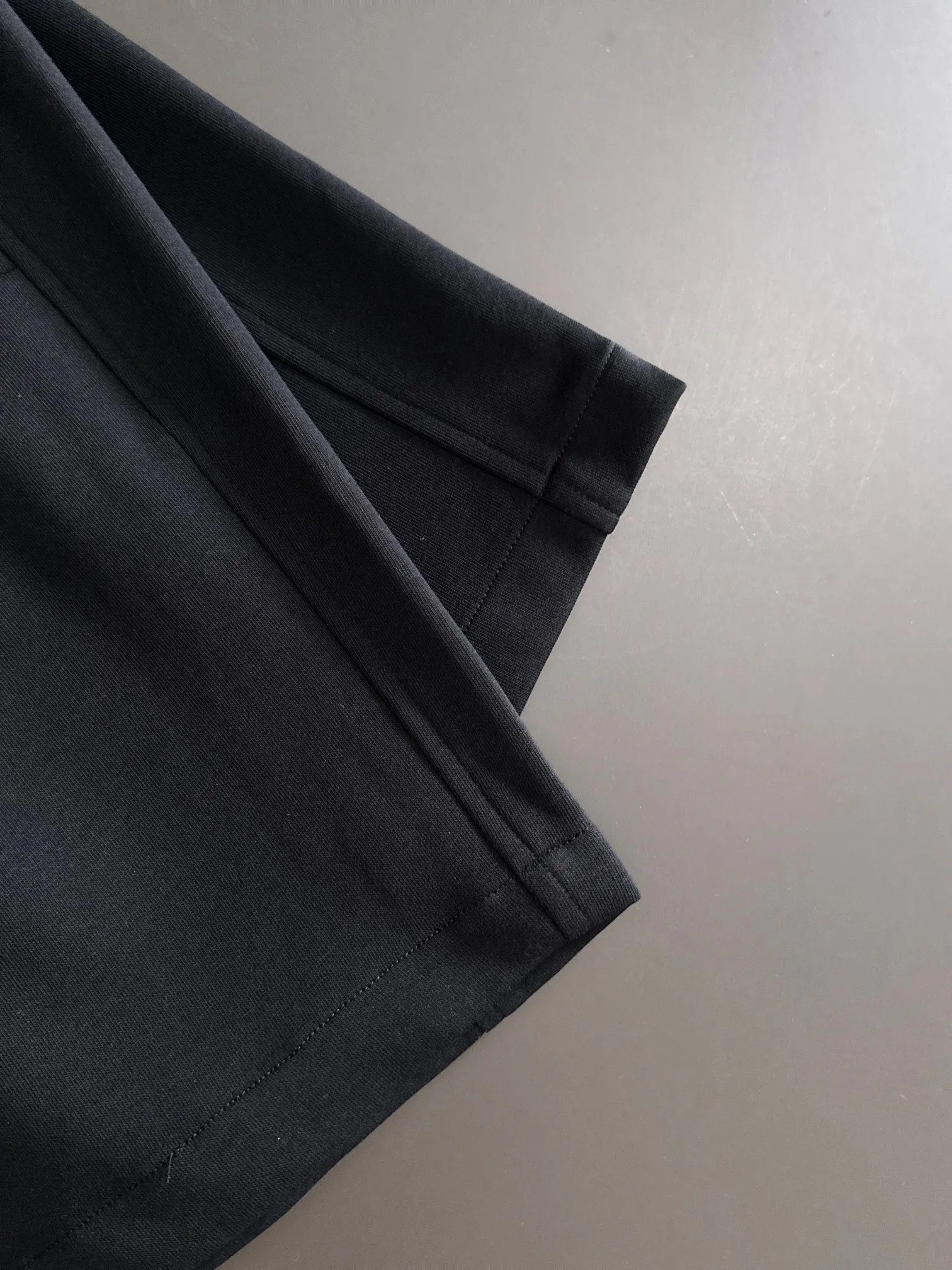 🅿️330 shipped next day. High-quality DIOR Dior 2025 spring and summer new high-definition elastic band casual solid color loose shorts. Made with machines imported from Italy. The hem of the trousers is stitched with two needles. The stitching is fine and firm. The fabric is customized at the counter. It has high breathability and comfort. The details are impeccable. The design concept of brand elements reflects high quality. It feels delicate and soft! It presents a casual cut and the upper body shape is great! Size: M-3XL