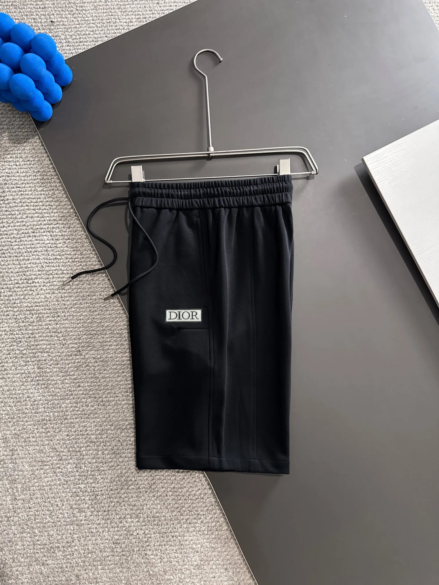 🅿️330 shipped next day. High-quality DIOR Dior 2025 spring and summer new high-definition elastic band casual solid color loose shorts. Made with machines imported from Italy. The hem of the trousers is stitched with two needles. The stitching is fine and firm. The fabric is customized at the counter. It has high breathability and comfort. The details are impeccable. The design concept of brand elements reflects high quality. It feels delicate and soft! It presents a casual cut and the upper body shape is great! Size: M-3XL