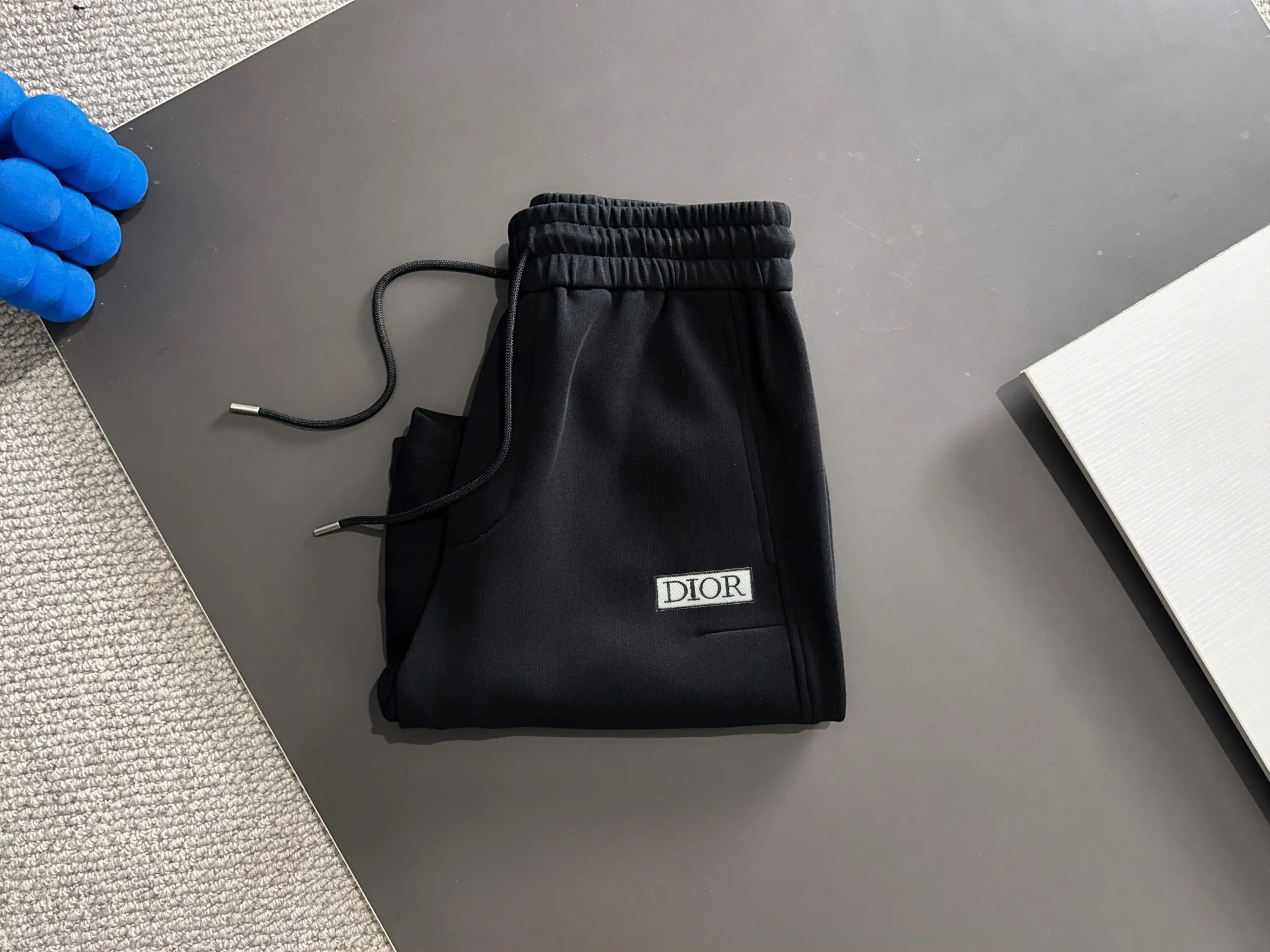 🅿️330 shipped next day. High-quality DIOR Dior 2025 spring and summer new high-definition elastic band casual solid color loose shorts. Made with machines imported from Italy. The hem of the trousers is stitched with two needles. The stitching is fine and firm. The fabric is customized at the counter. It has high breathability and comfort. The details are impeccable. The design concept of brand elements reflects high quality. It feels delicate and soft! It presents a casual cut and the upper body shape is great! Size: M-3XL