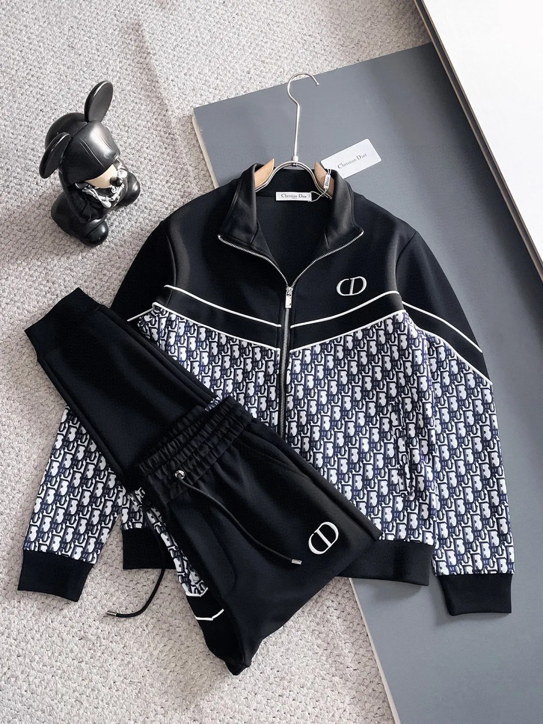 🅿️720 Dior hot-selling suit is coming. Focus on the original version of the official website. 2025 new hot-selling cardigan suit. The original order is the best. 🇭🇰The meticulous work of top designers. It has a fitting and perfect upper body effect. All-natural high-quality Tencel Roman cotton 100%, close-fitting comfort, noble and elegant! Original hardware embodies elegance and nobility! Counter size: M-3XL (maximum wear up to 190 pounds)