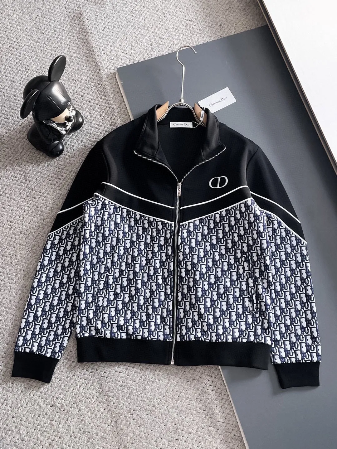 🅿️720 Dior hot-selling suit is coming. Focus on the original version of the official website. 2025 new hot-selling cardigan suit. The original order is the best. 🇭🇰The meticulous work of top designers. It has a fitting and perfect upper body effect. All-natural high-quality Tencel Roman cotton 100%, close-fitting comfort, noble and elegant! Original hardware embodies elegance and nobility! Counter size: M-3XL (maximum wear up to 190 pounds)