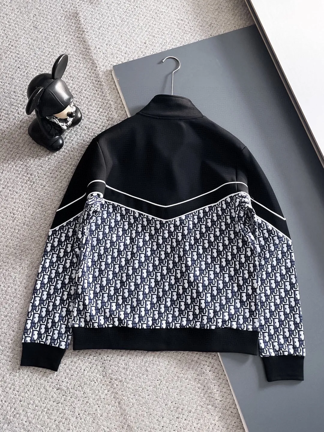 🅿️720 Dior hot-selling suit is coming. Focus on the original version of the official website. 2025 new hot-selling cardigan suit. The original order is the best. 🇭🇰The meticulous work of top designers. It has a fitting and perfect upper body effect. All-natural high-quality Tencel Roman cotton 100%, close-fitting comfort, noble and elegant! Original hardware embodies elegance and nobility! Counter size: M-3XL (maximum wear up to 190 pounds)