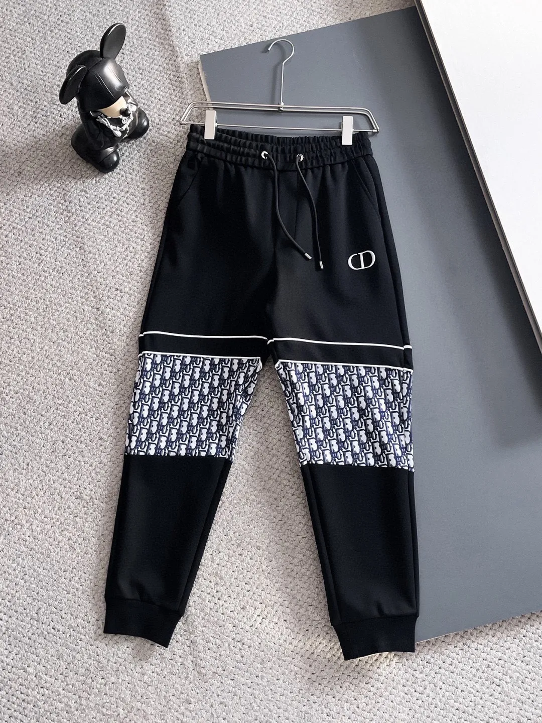 🅿️720 Dior hot-selling suit is coming. Focus on the original version of the official website. 2025 new hot-selling cardigan suit. The original order is the best. 🇭🇰The meticulous work of top designers. It has a fitting and perfect upper body effect. All-natural high-quality Tencel Roman cotton 100%, close-fitting comfort, noble and elegant! Original hardware embodies elegance and nobility! Counter size: M-3XL (maximum wear up to 190 pounds)