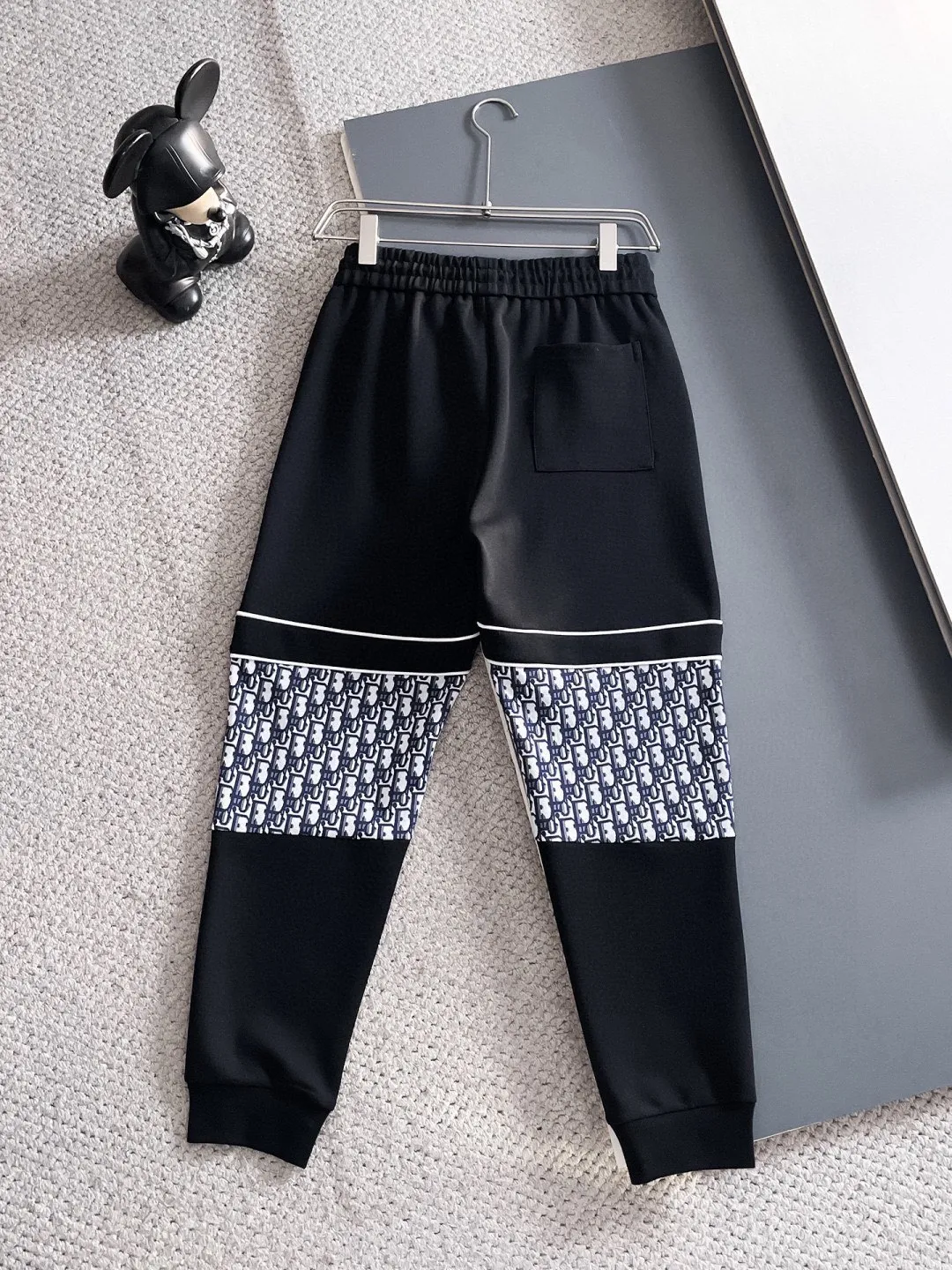 🅿️720 Dior hot-selling suit is coming. Focus on the original version of the official website. 2025 new hot-selling cardigan suit. The original order is the best. 🇭🇰The meticulous work of top designers. It has a fitting and perfect upper body effect. All-natural high-quality Tencel Roman cotton 100%, close-fitting comfort, noble and elegant! Original hardware embodies elegance and nobility! Counter size: M-3XL (maximum wear up to 190 pounds)
