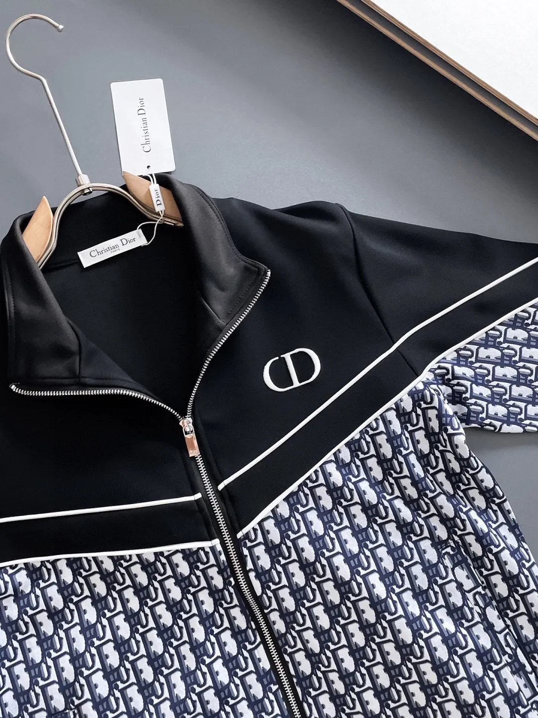 🅿️720 Dior hot-selling suit is coming. Focus on the original version of the official website. 2025 new hot-selling cardigan suit. The original order is the best. 🇭🇰The meticulous work of top designers. It has a fitting and perfect upper body effect. All-natural high-quality Tencel Roman cotton 100%, close-fitting comfort, noble and elegant! Original hardware embodies elegance and nobility! Counter size: M-3XL (maximum wear up to 190 pounds)