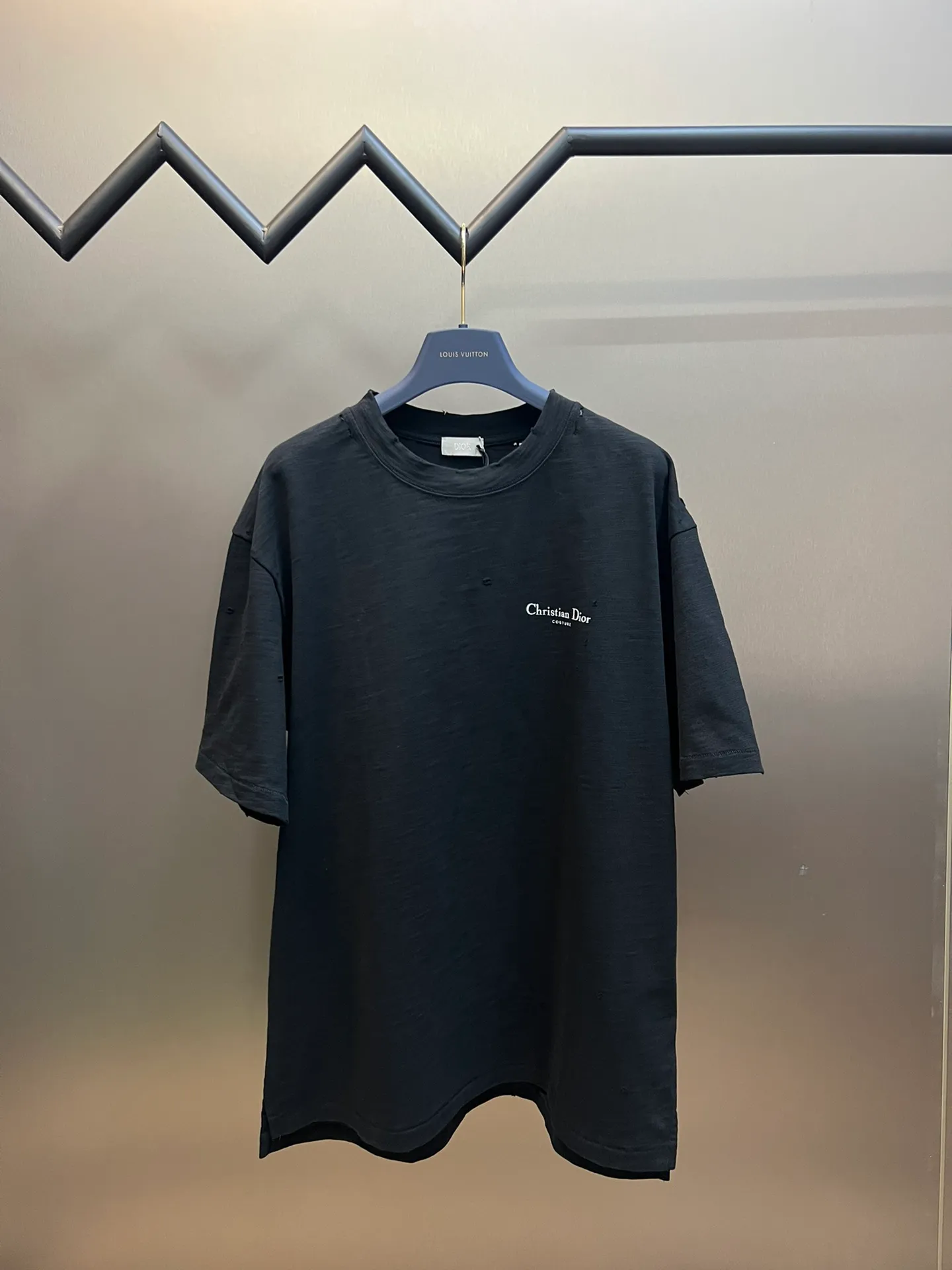 🅿️330 Dior ripped letter print short sleeves The fabric is made of 10s pure cotton slub plain fabric with a weight of 310g. This fabric is used as the collar, and the round collar is manually positioned on a flat machine. The front and back panels are printed with hand-made platen silk screen glue, and the film is engraved with laser dots to create a hollowed-out effect of missing letters. The clothes are designed with bifurcated sides, and the hems of the front and rear panels are cut with a special machine to pick the legs. There are lines on the surface to create a hollow effect. The entire garment is manually positioned and cut with holes, and the garment is fermented and washed to create a nostalgic effect. size：xs s m l