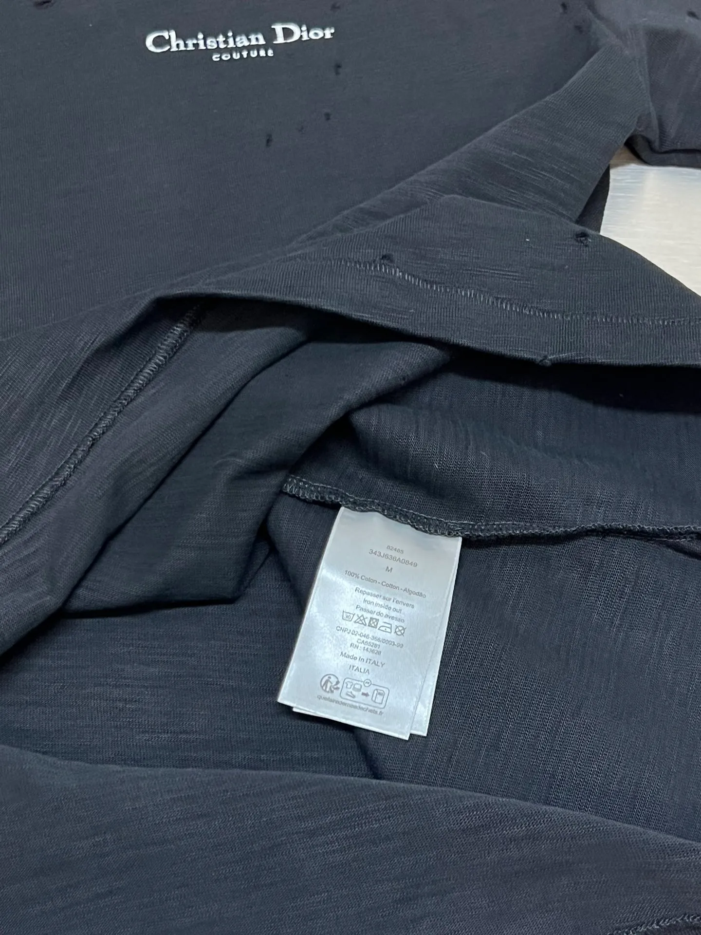 🅿️330 Dior ripped letter print short sleeves The fabric is made of 10s pure cotton slub plain fabric with a weight of 310g. This fabric is used as the collar, and the round collar is manually positioned on a flat machine. The front and back panels are printed with hand-made platen silk screen glue, and the film is engraved with laser dots to create a hollowed-out effect of missing letters. The clothes are designed with bifurcated sides, and the hems of the front and rear panels are cut with a special machine to pick the legs. There are lines on the surface to create a hollow effect. The entire garment is manually positioned and cut with holes, and the garment is fermented and washed to create a nostalgic effect. size：xs s m l