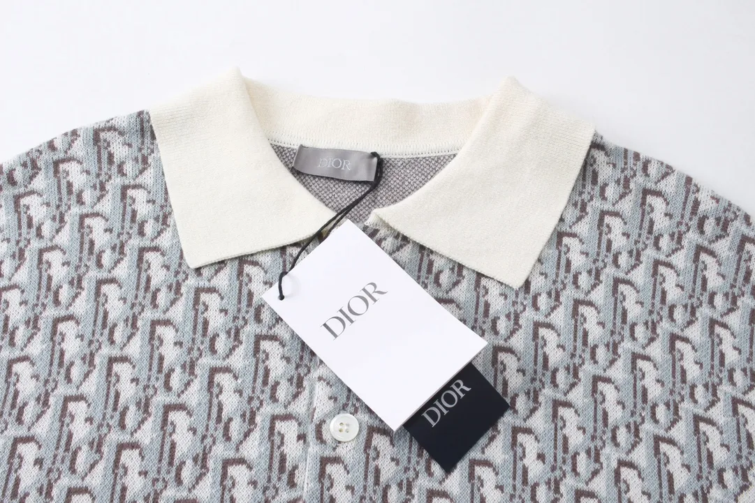 🅿️210 Correct version of high-quality DI*R CD2024SS spring and summer new old flower full-print letter lapel short-sleeved knitted POLO shirt. This knitted polo shirt features the classic Oblique print. Crafted from cotton jacquard in a straight fit, button fastening and ribbed details enhance the sophistication. Can be matched with various styles to show your personality. Same style for men and women! Three colors SIZE:XS-L
