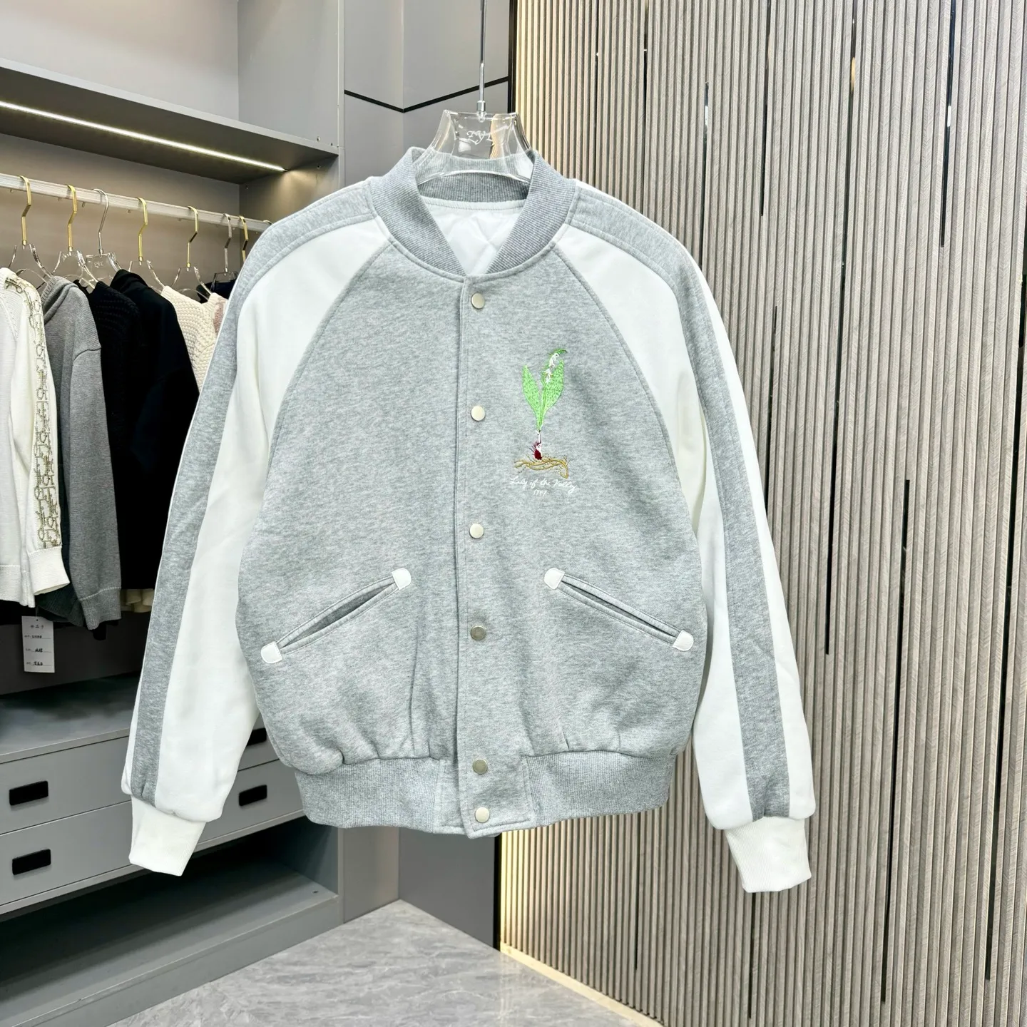 🅿️410 DIOR Dijia blue grass spliced ​​jacket. Trade channels are rare, and overseas boutiques are sold in limited quantities. A model of outdoor windbreaker products, the trademark with dark patterns all over the body highlights the brand recognition. This jacket is both warm and lightweight. The latest model is launched in the same style at the counter. The ultra-authentic upper body instantly transforms into an oppa. The simple and fashionable three-dimensional tailoring has unique craftsmanship. The upper body effect is excellent and shows a confident temperament. In addition to daily leisure, it can also be worn for outdoor sports. It is also a good choice for travel. It is relaxed and casual and shows a masculine temperament. Color: Black Size: S/M/L/XL/XXL