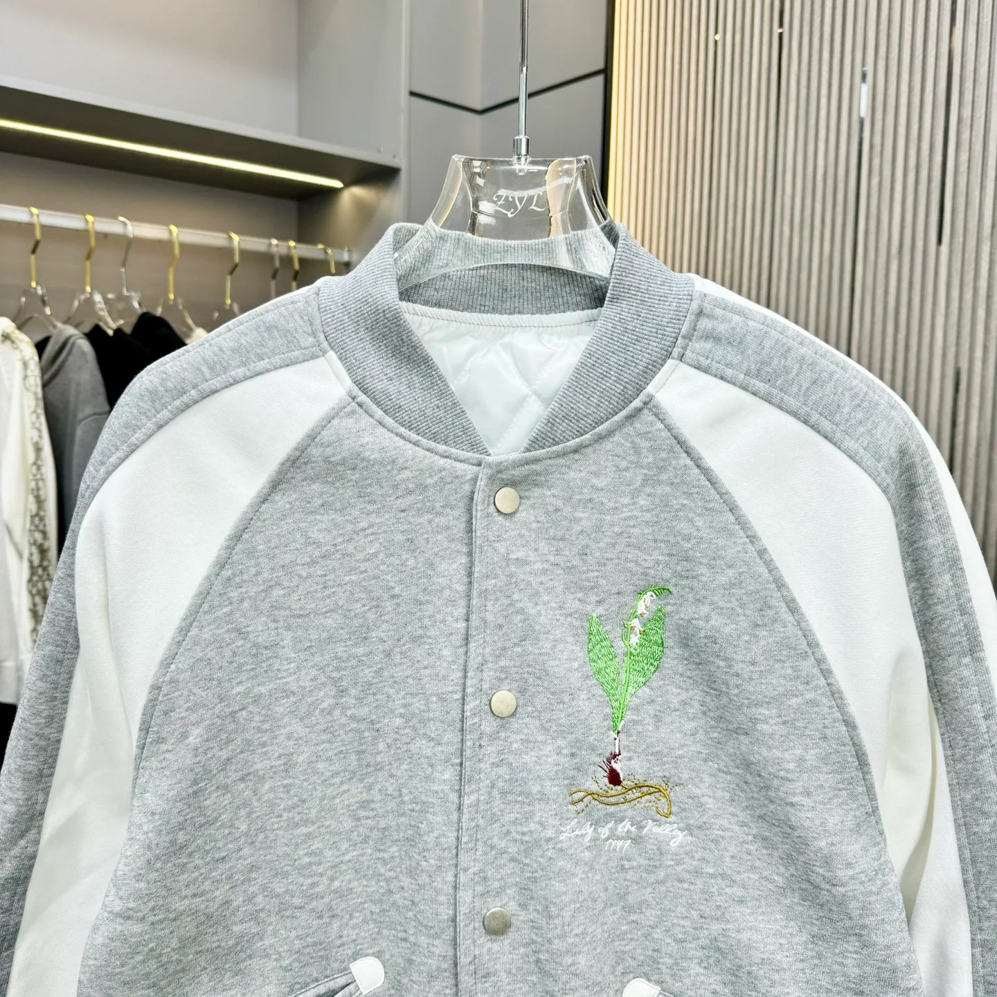 🅿️410 DIOR Dijia blue grass spliced ​​jacket. Trade channels are rare, and overseas boutiques are sold in limited quantities. A model of outdoor windbreaker products, the trademark with dark patterns all over the body highlights the brand recognition. This jacket is both warm and lightweight. The latest model is launched in the same style at the counter. The ultra-authentic upper body instantly transforms into an oppa. The simple and fashionable three-dimensional tailoring has unique craftsmanship. The upper body effect is excellent and shows a confident temperament. In addition to daily leisure, it can also be worn for outdoor sports. It is also a good choice for travel. It is relaxed and casual and shows a masculine temperament. Color: Black Size: S/M/L/XL/XXL