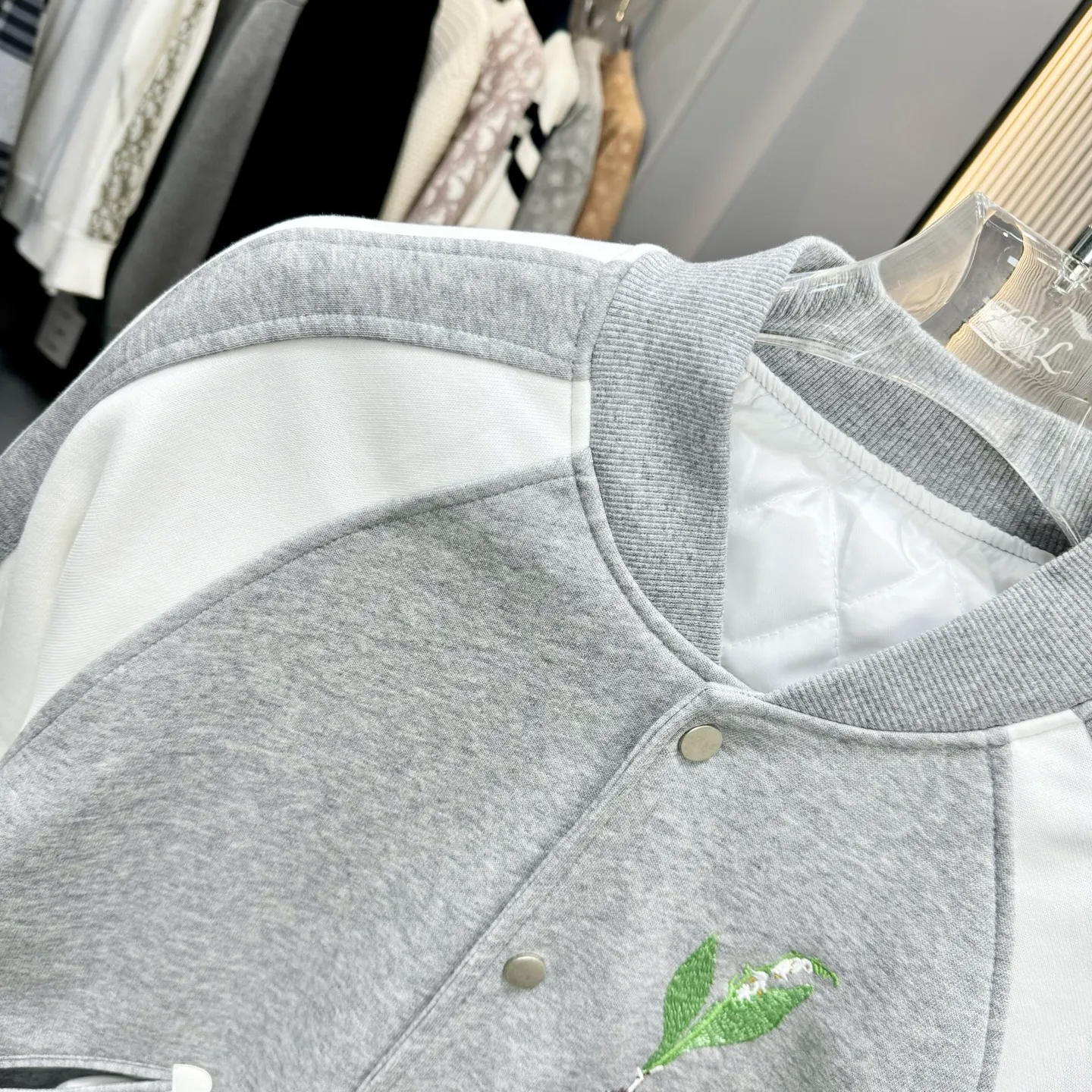 🅿️410 DIOR Dijia blue grass spliced ​​jacket. Trade channels are rare, and overseas boutiques are sold in limited quantities. A model of outdoor windbreaker products, the trademark with dark patterns all over the body highlights the brand recognition. This jacket is both warm and lightweight. The latest model is launched in the same style at the counter. The ultra-authentic upper body instantly transforms into an oppa. The simple and fashionable three-dimensional tailoring has unique craftsmanship. The upper body effect is excellent and shows a confident temperament. In addition to daily leisure, it can also be worn for outdoor sports. It is also a good choice for travel. It is relaxed and casual and shows a masculine temperament. Color: Black Size: S/M/L/XL/XXL
