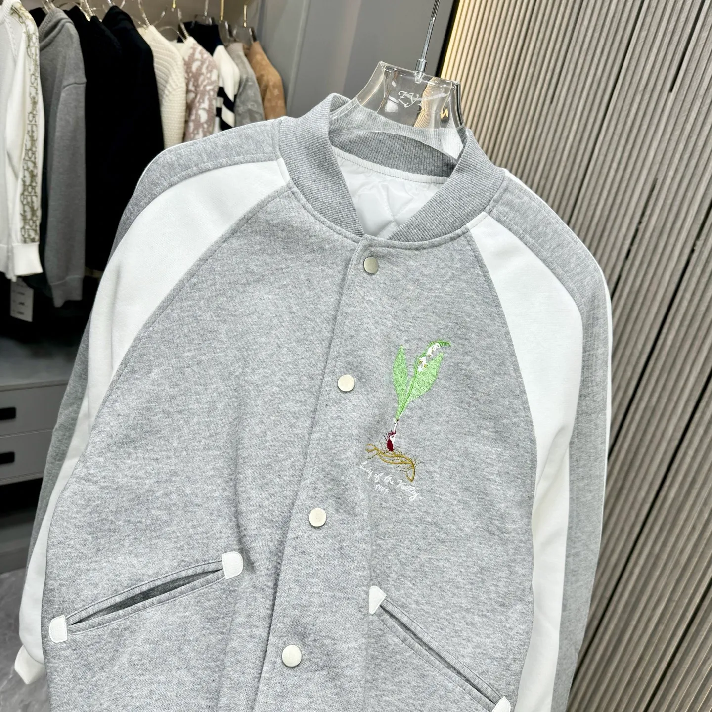 🅿️410 DIOR Dijia blue grass spliced ​​jacket. Trade channels are rare, and overseas boutiques are sold in limited quantities. A model of outdoor windbreaker products, the trademark with dark patterns all over the body highlights the brand recognition. This jacket is both warm and lightweight. The latest model is launched in the same style at the counter. The ultra-authentic upper body instantly transforms into an oppa. The simple and fashionable three-dimensional tailoring has unique craftsmanship. The upper body effect is excellent and shows a confident temperament. In addition to daily leisure, it can also be worn for outdoor sports. It is also a good choice for travel. It is relaxed and casual and shows a masculine temperament. Color: Black Size: S/M/L/XL/XXL