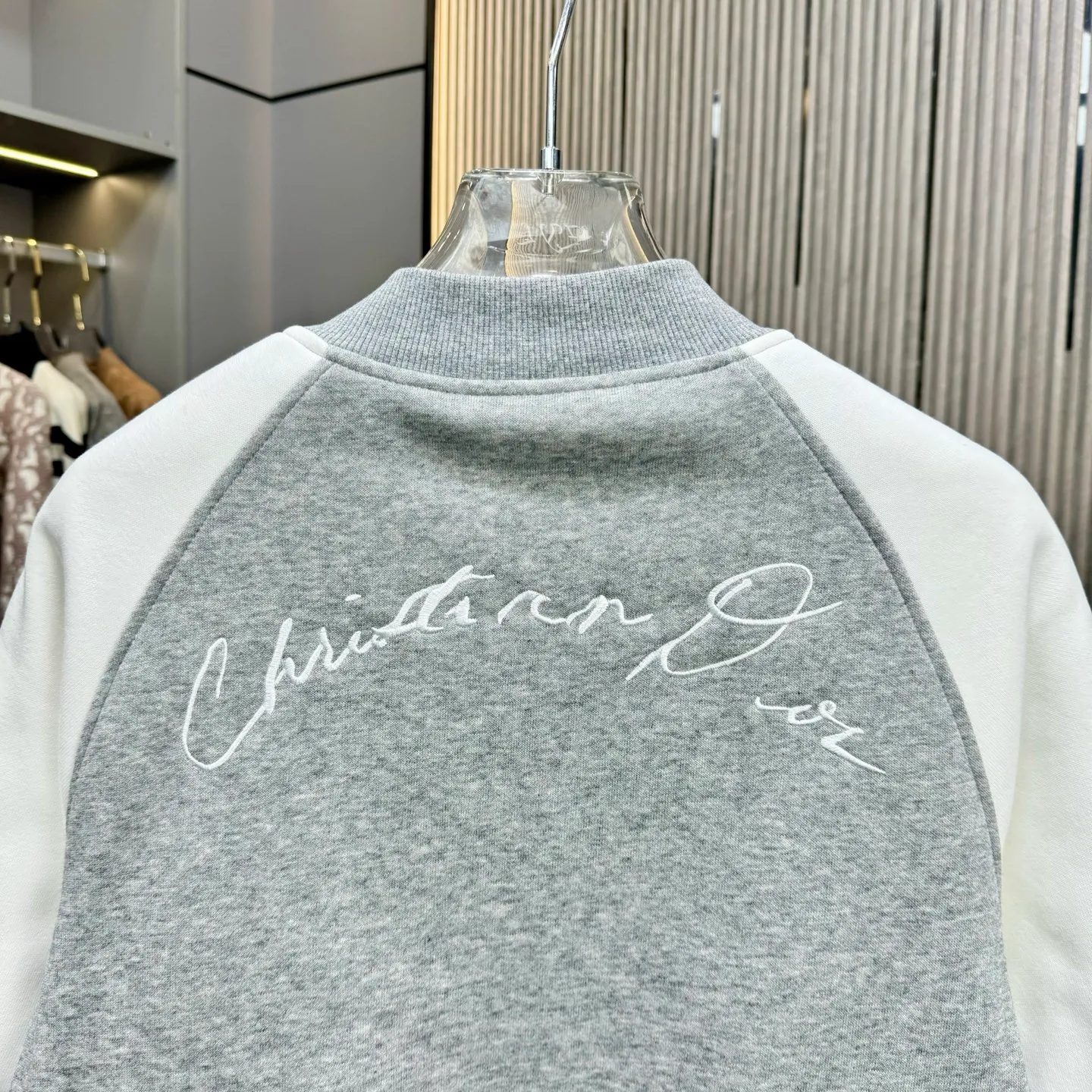 🅿️410 DIOR Dijia blue grass spliced ​​jacket. Trade channels are rare, and overseas boutiques are sold in limited quantities. A model of outdoor windbreaker products, the trademark with dark patterns all over the body highlights the brand recognition. This jacket is both warm and lightweight. The latest model is launched in the same style at the counter. The ultra-authentic upper body instantly transforms into an oppa. The simple and fashionable three-dimensional tailoring has unique craftsmanship. The upper body effect is excellent and shows a confident temperament. In addition to daily leisure, it can also be worn for outdoor sports. It is also a good choice for travel. It is relaxed and casual and shows a masculine temperament. Color: Black Size: S/M/L/XL/XXL
