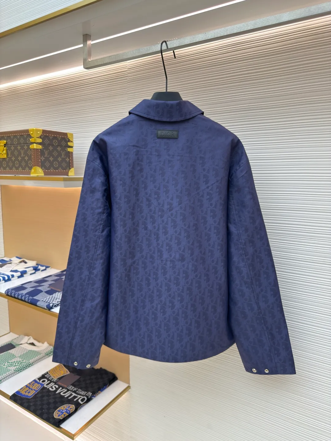 Dior blue technical jacquard jacket ●Authentic product: purchased and developed by 18292 ●Item number: 1680396-B70 ●Fabric: nylon fabric ●Technology: jacquard production ●Version: loose fit ●Weight: about 435 grams ●Size: 46-48-50-52 ●Description: Nylon fabric made of 100% nylon. The ultra-fine denier yarn is made through precision weaving technology to achieve a fabric density of 580 needles/square inch, which is lightweight while building a strong frame. The microporous structure is breathable and water-repellent, greatly improving the performance of the finished product in multiple occasions. Advanced laser jacquard technology is used to form a concave and convex texture on the surface of the fabric, with a strong three-dimensional effect and a more obvious 3D effect. The pattern is clear and delicate, and the color is full and even. The overall wiring is straight and delicate, the fabric is comfortable and soft, and the color is consistent without color difference. It can be matched with the same style to create a fashionable look and control various occasions. Customized accessories, complete with three standards, same style for men and women!