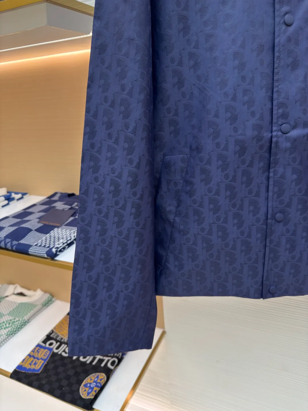 Dior blue technical jacquard jacket ●Authentic product: purchased and developed by 18292 ●Item number: 1680396-B70 ●Fabric: nylon fabric ●Technology: jacquard production ●Version: loose fit ●Weight: about 435 grams ●Size: 46-48-50-52 ●Description: Nylon fabric made of 100% nylon. The ultra-fine denier yarn is made through precision weaving technology to achieve a fabric density of 580 needles/square inch, which is lightweight while building a strong frame. The microporous structure is breathable and water-repellent, greatly improving the performance of the finished product in multiple occasions. Advanced laser jacquard technology is used to form a concave and convex texture on the surface of the fabric, with a strong three-dimensional effect and a more obvious 3D effect. The pattern is clear and delicate, and the color is full and even. The overall wiring is straight and delicate, the fabric is comfortable and soft, and the color is consistent without color difference. It can be matched with the same style to create a fashionable look and control various occasions. Customized accessories, complete with three standards, same style for men and women!