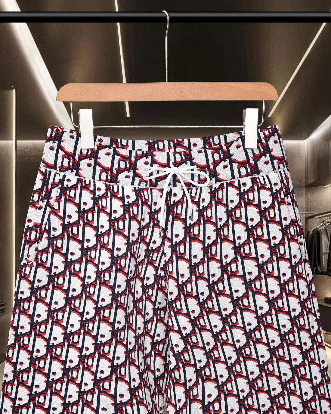 🅿️236 (shipped the next day) Dior/Dior CD classic jacquard barrage logo knitting technology, compact three-dimensional version, full flower stripe splicing Customized trouser cord hardware with strong texture, concave and convex three-dimensional sense, fashionable and casual 2025ss official website new original fabric Official same style Shorts customization Mesh sweater knitted fabric High-end version, counter customized fabric Highly breathable and comfortable, exquisitely crafted, with impeccable details, ✅customized logo-engraved buttons, complete with three labels. Brand element design concept reflects high quality. It feels delicate and soft! Presenting casual tailoring, the upper body shape is awesome🐍 Size: M-2XL