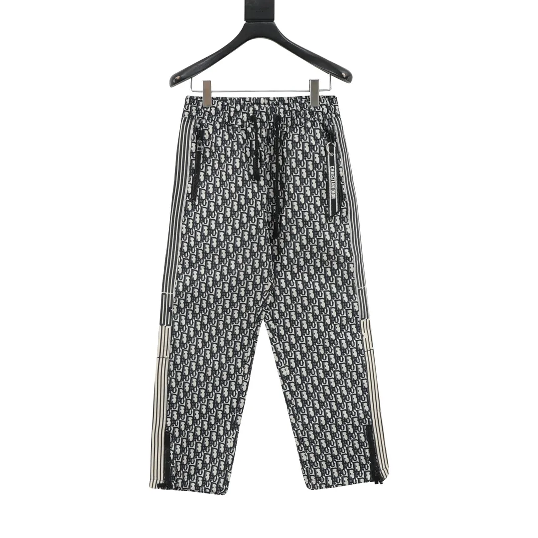 🅿️390 DIOR/Dior all-over printed jacquard side webbing woven trousers Inspired by the retro of the 1980s, the custom-made woven synthetic material is made by customers. The fabric has a fleshy texture, with clearly visible skin texture and a sense of net weight. The whole body is extremely simple in design. It is developed as it is in the original version. The entire inside is wrapped with exquisite craftsmanship to restore the consistent waistline. The domestic double-needle machine is modified to honing the thread. It is a seemingly simple style with many small details. Both men and women can easily control it. Size: XS-L