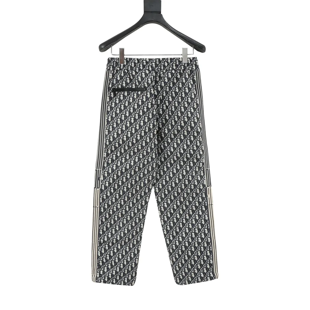 🅿️390 DIOR/Dior all-over printed jacquard side webbing woven trousers Inspired by the retro of the 1980s, the custom-made woven synthetic material is made by customers. The fabric has a fleshy texture, with clearly visible skin texture and a sense of net weight. The whole body is extremely simple in design. It is developed as it is in the original version. The entire inside is wrapped with exquisite craftsmanship to restore the consistent waistline. The domestic double-needle machine is modified to honing the thread. It is a seemingly simple style with many small details. Both men and women can easily control it. Size: XS-L