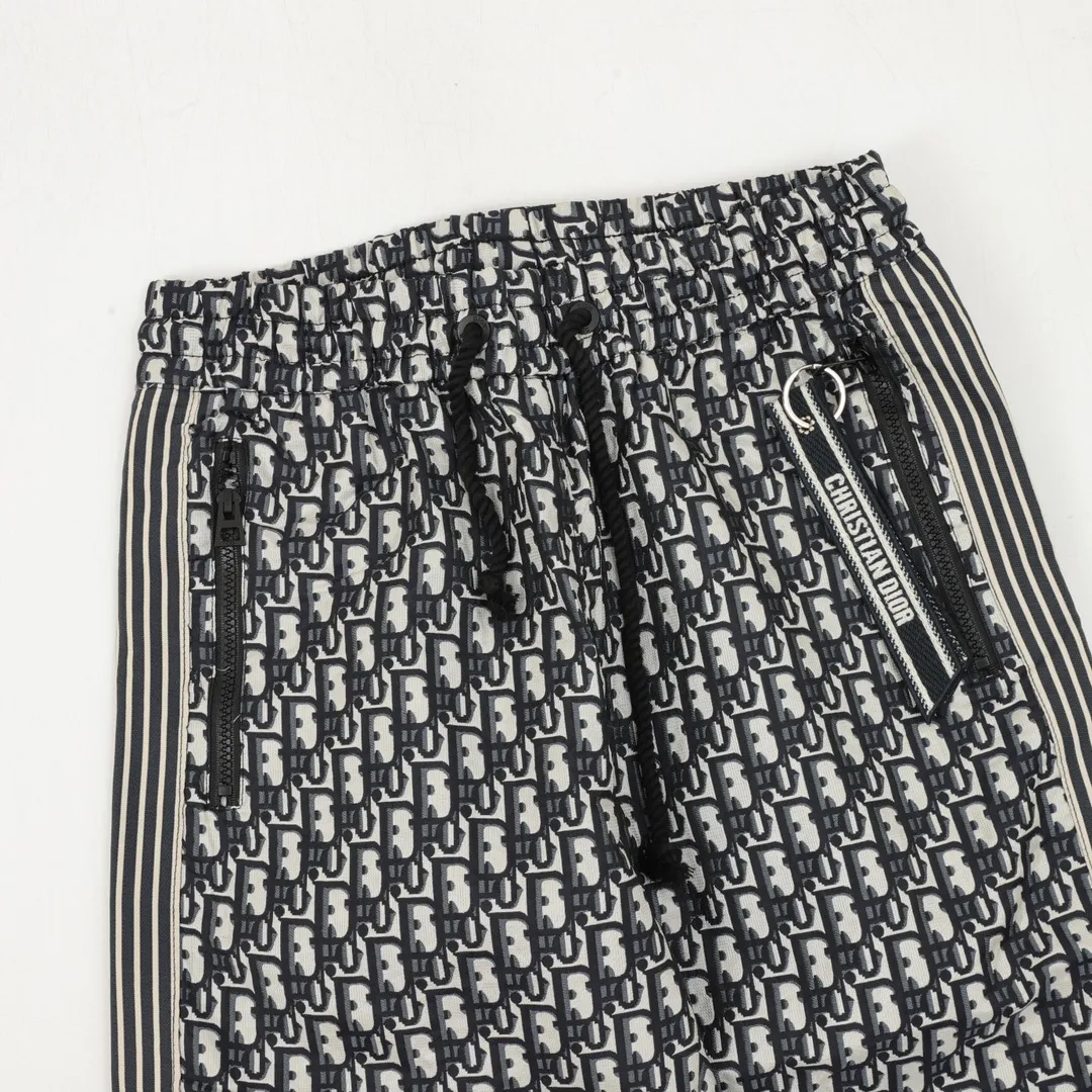 🅿️390 DIOR/Dior all-over printed jacquard side webbing woven trousers Inspired by the retro of the 1980s, the custom-made woven synthetic material is made by customers. The fabric has a fleshy texture, with clearly visible skin texture and a sense of net weight. The whole body is extremely simple in design. It is developed as it is in the original version. The entire inside is wrapped with exquisite craftsmanship to restore the consistent waistline. The domestic double-needle machine is modified to honing the thread. It is a seemingly simple style with many small details. Both men and women can easily control it. Size: XS-L