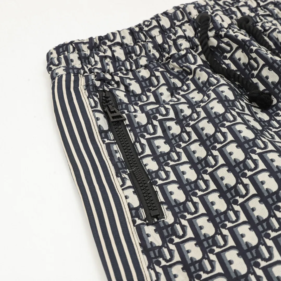🅿️390 DIOR/Dior all-over printed jacquard side webbing woven trousers Inspired by the retro of the 1980s, the custom-made woven synthetic material is made by customers. The fabric has a fleshy texture, with clearly visible skin texture and a sense of net weight. The whole body is extremely simple in design. It is developed as it is in the original version. The entire inside is wrapped with exquisite craftsmanship to restore the consistent waistline. The domestic double-needle machine is modified to honing the thread. It is a seemingly simple style with many small details. Both men and women can easily control it. Size: XS-L