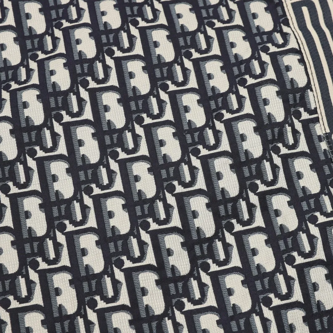 🅿️390 DIOR/Dior all-over printed jacquard side webbing woven trousers Inspired by the retro of the 1980s, the custom-made woven synthetic material is made by customers. The fabric has a fleshy texture, with clearly visible skin texture and a sense of net weight. The whole body is extremely simple in design. It is developed as it is in the original version. The entire inside is wrapped with exquisite craftsmanship to restore the consistent waistline. The domestic double-needle machine is modified to honing the thread. It is a seemingly simple style with many small details. Both men and women can easily control it. Size: XS-L