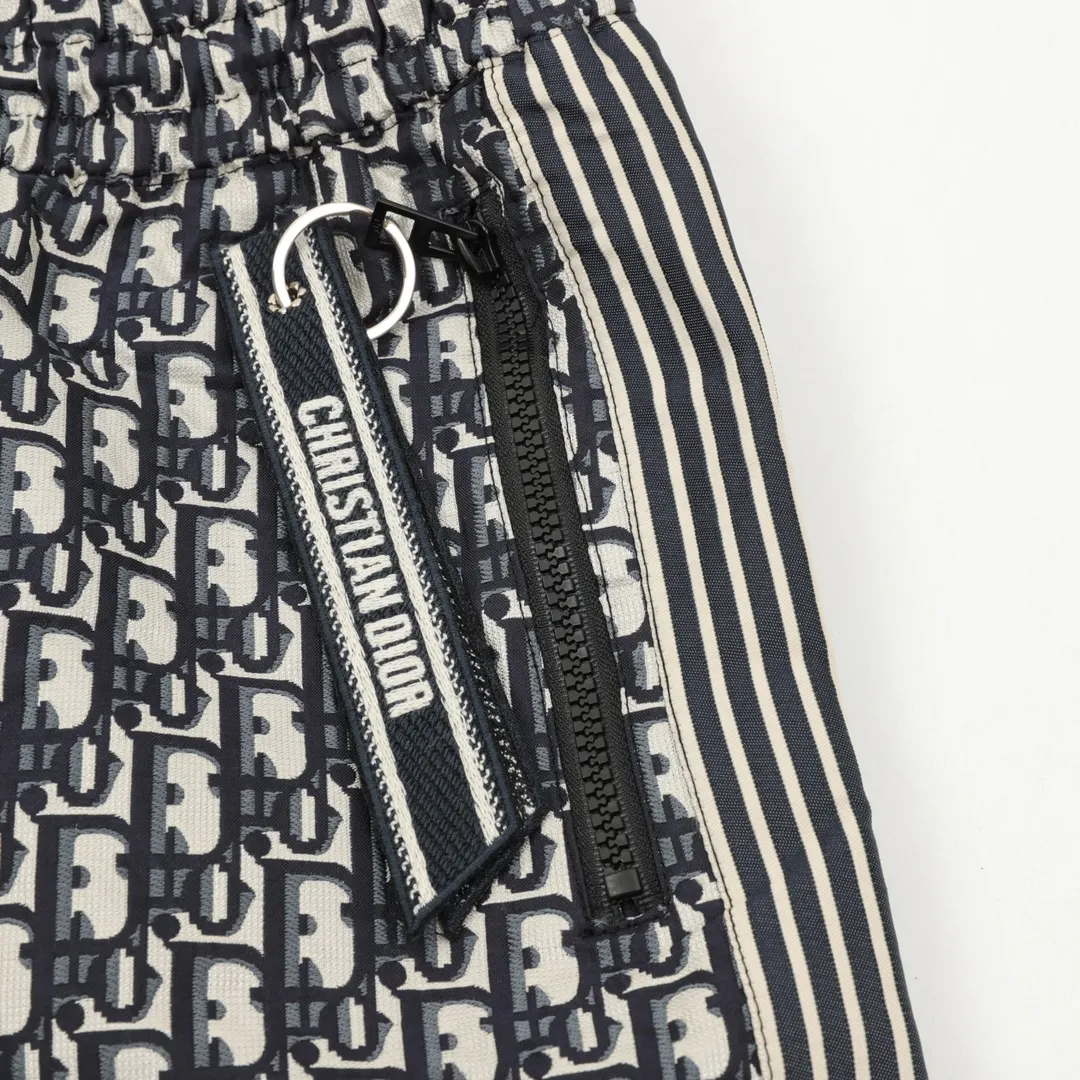 🅿️390 DIOR/Dior all-over printed jacquard side webbing woven trousers Inspired by the retro of the 1980s, the custom-made woven synthetic material is made by customers. The fabric has a fleshy texture, with clearly visible skin texture and a sense of net weight. The whole body is extremely simple in design. It is developed as it is in the original version. The entire inside is wrapped with exquisite craftsmanship to restore the consistent waistline. The domestic double-needle machine is modified to honing the thread. It is a seemingly simple style with many small details. Both men and women can easily control it. Size: XS-L