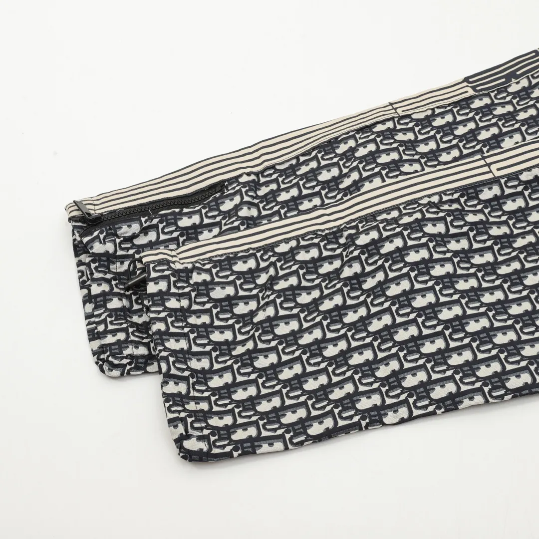 🅿️390 DIOR/Dior all-over printed jacquard side webbing woven trousers Inspired by the retro of the 1980s, the custom-made woven synthetic material is made by customers. The fabric has a fleshy texture, with clearly visible skin texture and a sense of net weight. The whole body is extremely simple in design. It is developed as it is in the original version. The entire inside is wrapped with exquisite craftsmanship to restore the consistent waistline. The domestic double-needle machine is modified to honing the thread. It is a seemingly simple style with many small details. Both men and women can easily control it. Size: XS-L