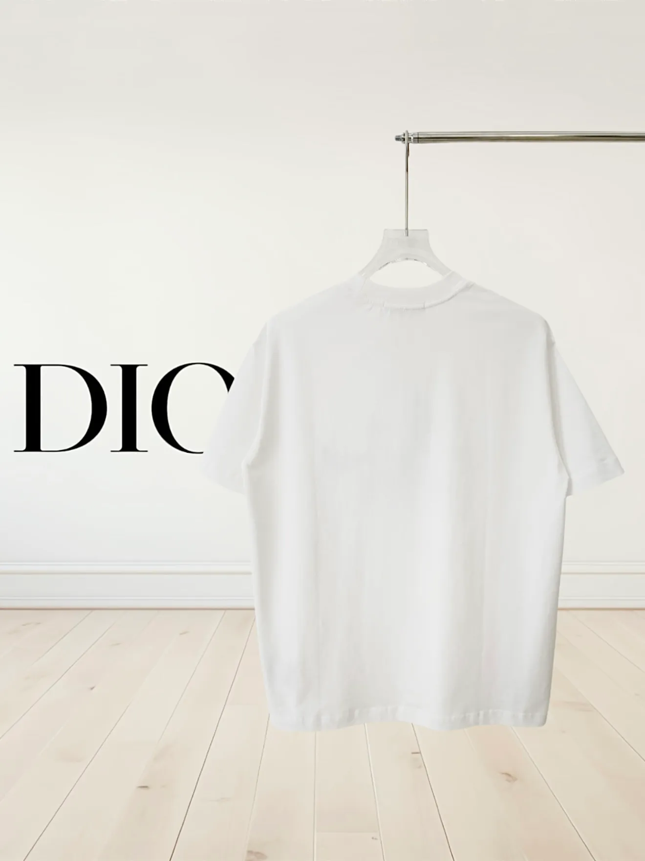 🅿️190 [Higher version] Dior* Dior SS25 new version short-sleeved men and women 👫, on sale simultaneously! Customized 32-count 280g combed fabric, original craft thread, designed with blue letter logo embroidery craft! Simple and elegant, easy to match and versatile, extremely high-grade, perfectly integrated into fashion and style, it is a top-notch fashionable style that is perfect for outer wear! The whole thing gives people a natural feeling! The ultimate classic versatile short-sleeved T-shirt, the ultimate in heavy work and perfection! Fans who pursue high quality should rush to buy it by themselves, and we sincerely invite all fans who know the goods to appreciate this model together! All three standards are complete! Color: white/black Size: S to xL