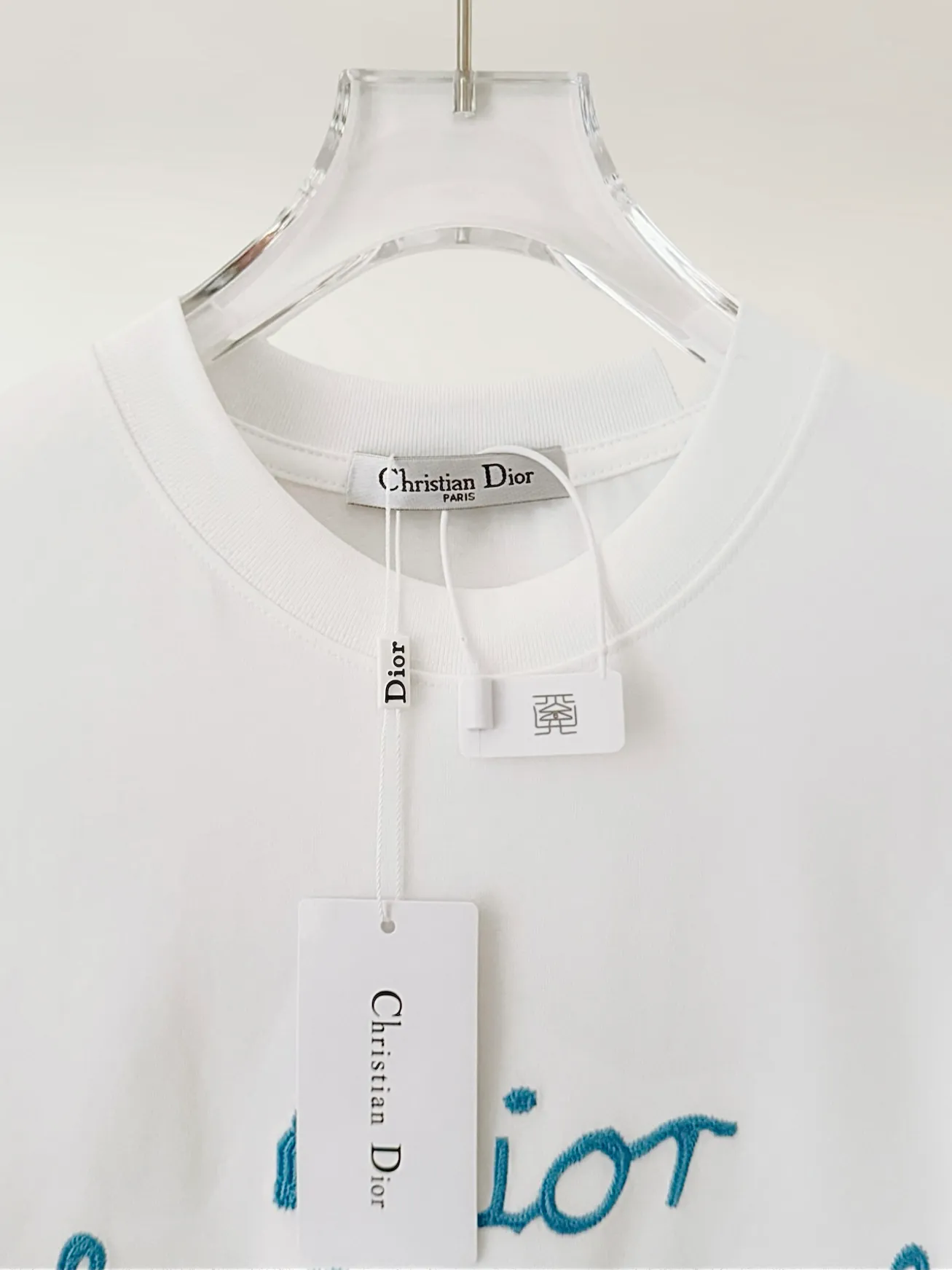 🅿️190 [Higher version] Dior* Dior SS25 new version short-sleeved men and women 👫, on sale simultaneously! Customized 32-count 280g combed fabric, original craft thread, designed with blue letter logo embroidery craft! Simple and elegant, easy to match and versatile, extremely high-grade, perfectly integrated into fashion and style, it is a top-notch fashionable style that is perfect for outer wear! The whole thing gives people a natural feeling! The ultimate classic versatile short-sleeved T-shirt, the ultimate in heavy work and perfection! Fans who pursue high quality should rush to buy it by themselves, and we sincerely invite all fans who know the goods to appreciate this model together! All three standards are complete! Color: white/black Size: S to xL
