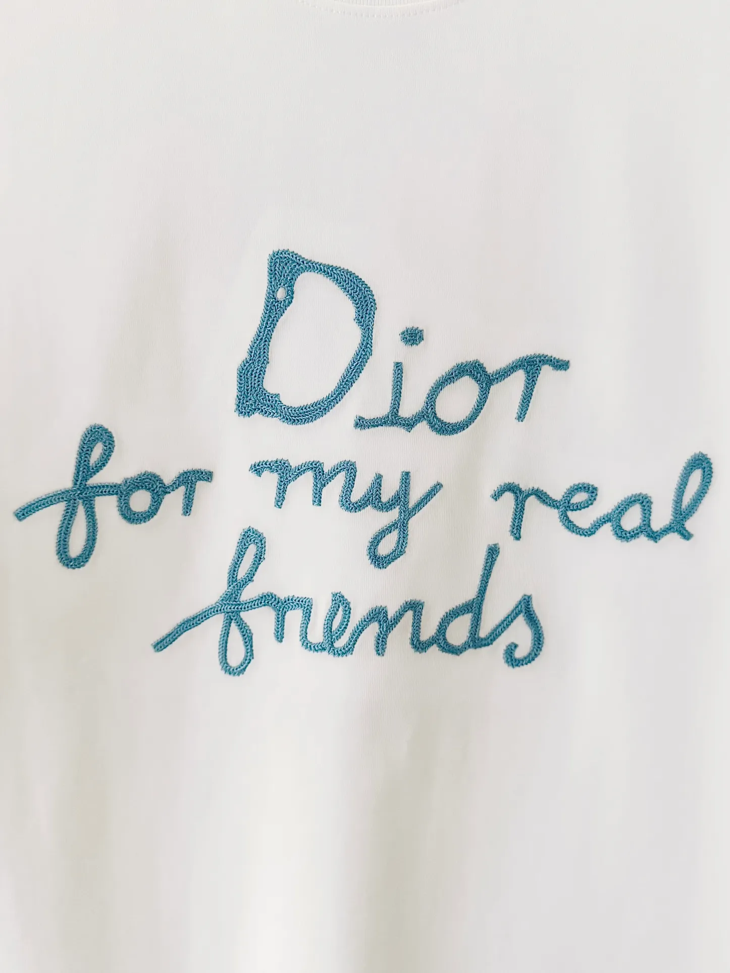 🅿️190 [Higher version] Dior* Dior SS25 new version short-sleeved men and women 👫, on sale simultaneously! Customized 32-count 280g combed fabric, original craft thread, designed with blue letter logo embroidery craft! Simple and elegant, easy to match and versatile, extremely high-grade, perfectly integrated into fashion and style, it is a top-notch fashionable style that is perfect for outer wear! The whole thing gives people a natural feeling! The ultimate classic versatile short-sleeved T-shirt, the ultimate in heavy work and perfection! Fans who pursue high quality should rush to buy it by themselves, and we sincerely invite all fans who know the goods to appreciate this model together! All three standards are complete! Color: white/black Size: S to xL