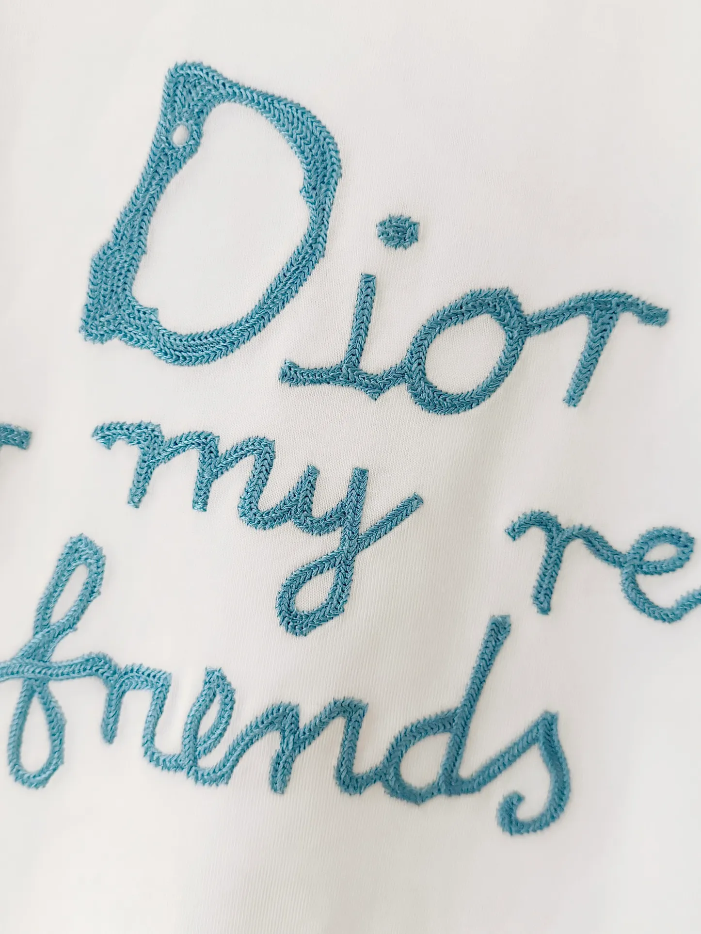 🅿️190 [Higher version] Dior* Dior SS25 new version short-sleeved men and women 👫, on sale simultaneously! Customized 32-count 280g combed fabric, original craft thread, designed with blue letter logo embroidery craft! Simple and elegant, easy to match and versatile, extremely high-grade, perfectly integrated into fashion and style, it is a top-notch fashionable style that is perfect for outer wear! The whole thing gives people a natural feeling! The ultimate classic versatile short-sleeved T-shirt, the ultimate in heavy work and perfection! Fans who pursue high quality should rush to buy it by themselves, and we sincerely invite all fans who know the goods to appreciate this model together! All three standards are complete! Color: white/black Size: S to xL