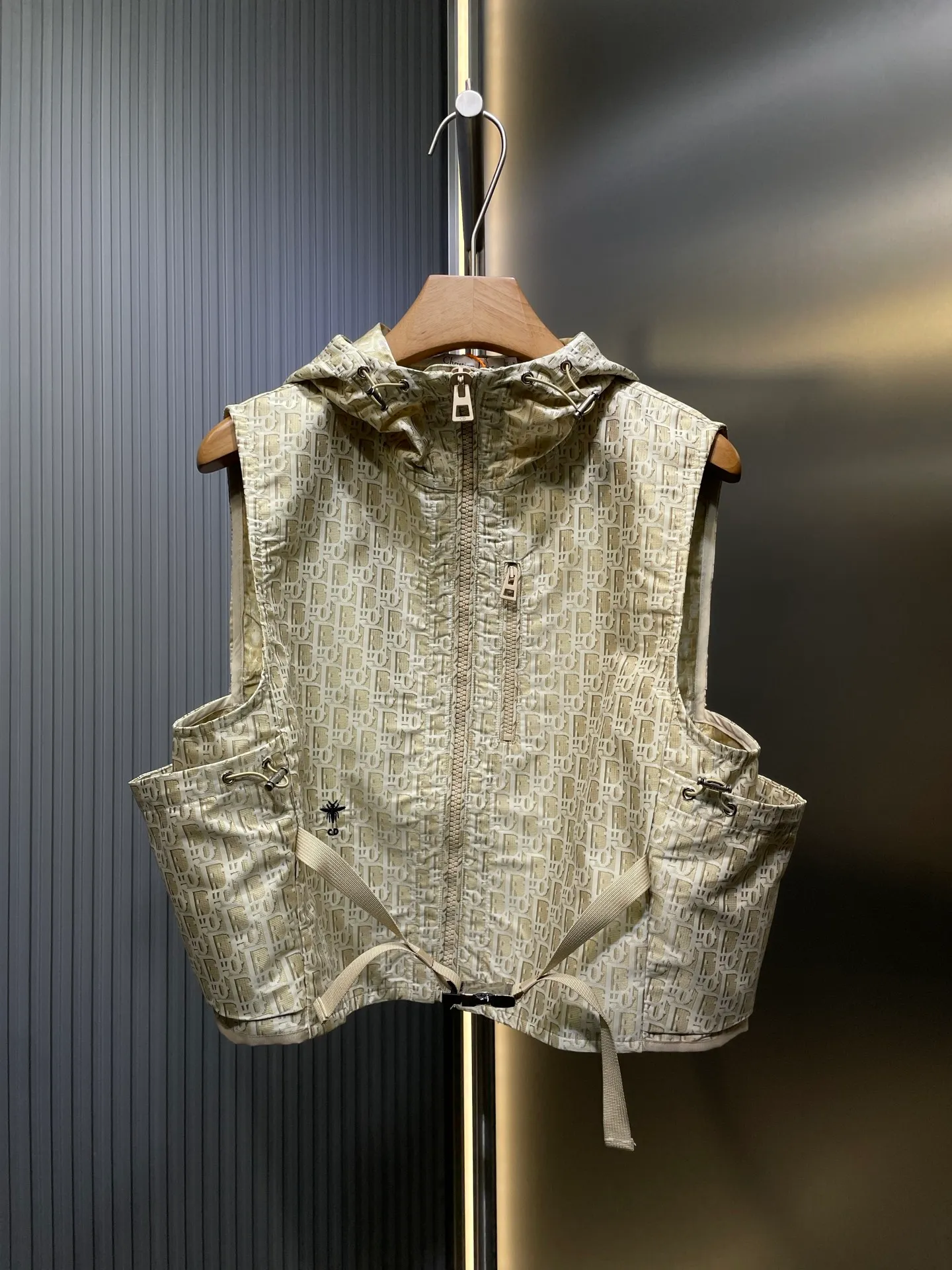 🅿️440 Dior 🌟【Top original order】25Ss early spring new style vest, high version produced! This hooded jacket is decorated with golden Oblique jacquard, recalling the classic pattern launched by Dior in 1967〰YB customized golden taffeta technical jacquard fabric🔜, and the right pocket is decorated with bee embroidery, which is more refined and super super heavy work‼ The most important thing is that to make a floral design, the workmanship cost is double that of an ordinary jacket. The texture is truly invincible. Size: s m l