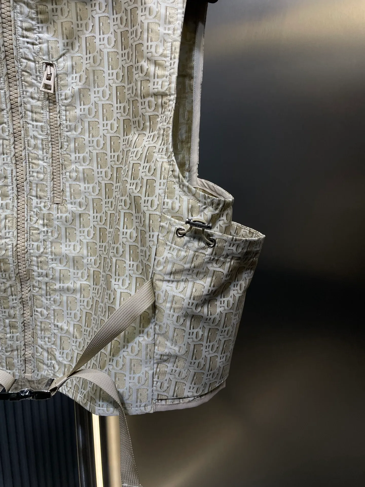 🅿️440 Dior 🌟【Top original order】25Ss early spring new style vest, high version produced! This hooded jacket is decorated with golden Oblique jacquard, recalling the classic pattern launched by Dior in 1967〰YB customized golden taffeta technical jacquard fabric🔜, and the right pocket is decorated with bee embroidery, which is more refined and super super heavy work‼ The most important thing is that to make a floral design, the workmanship cost is double that of an ordinary jacket. The texture is truly invincible. Size: s m l