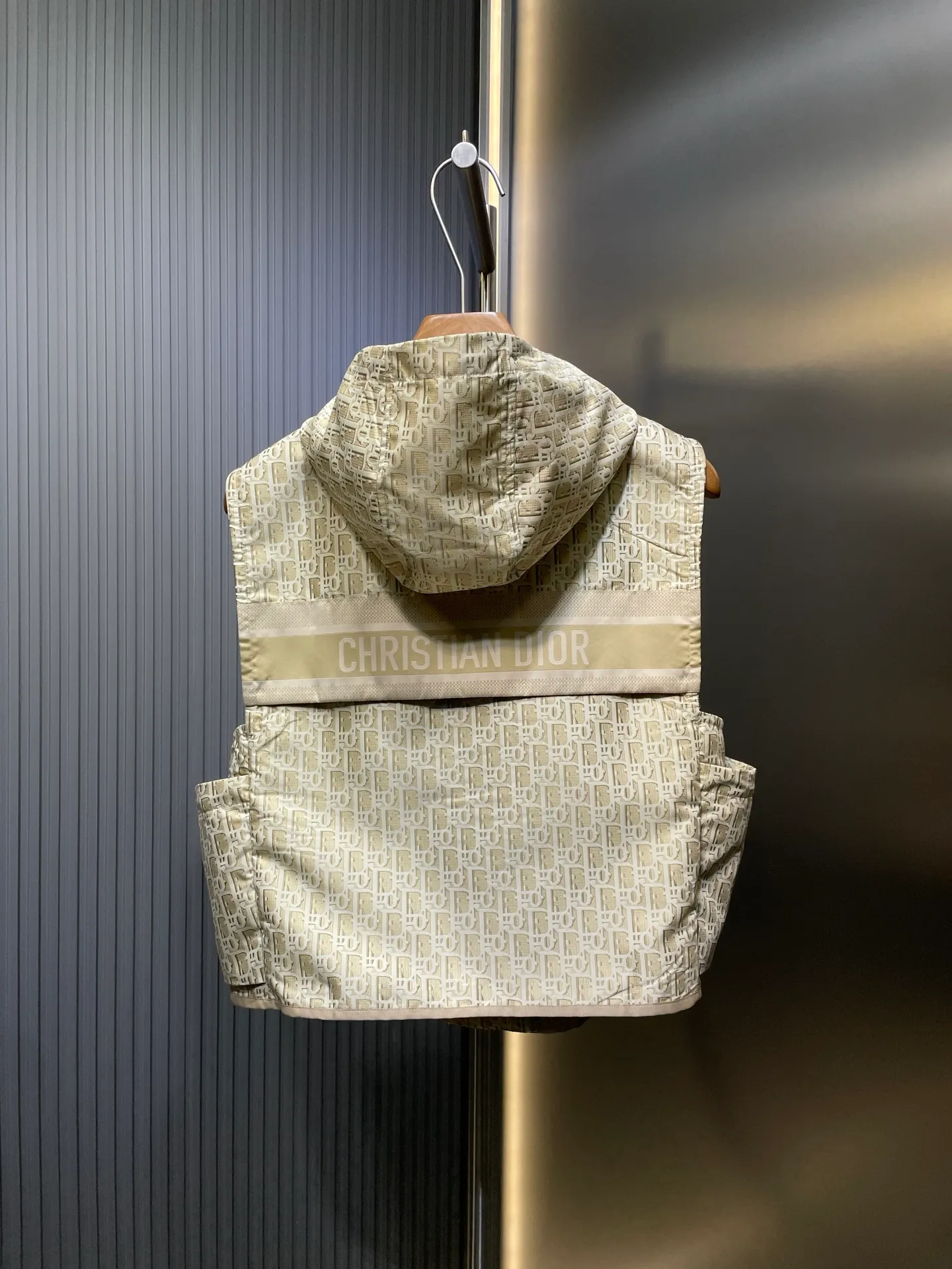 🅿️440 Dior 🌟【Top original order】25Ss early spring new style vest, high version produced! This hooded jacket is decorated with golden Oblique jacquard, recalling the classic pattern launched by Dior in 1967〰YB customized golden taffeta technical jacquard fabric🔜, and the right pocket is decorated with bee embroidery, which is more refined and super super heavy work‼ The most important thing is that to make a floral design, the workmanship cost is double that of an ordinary jacket. The texture is truly invincible. Size: s m l