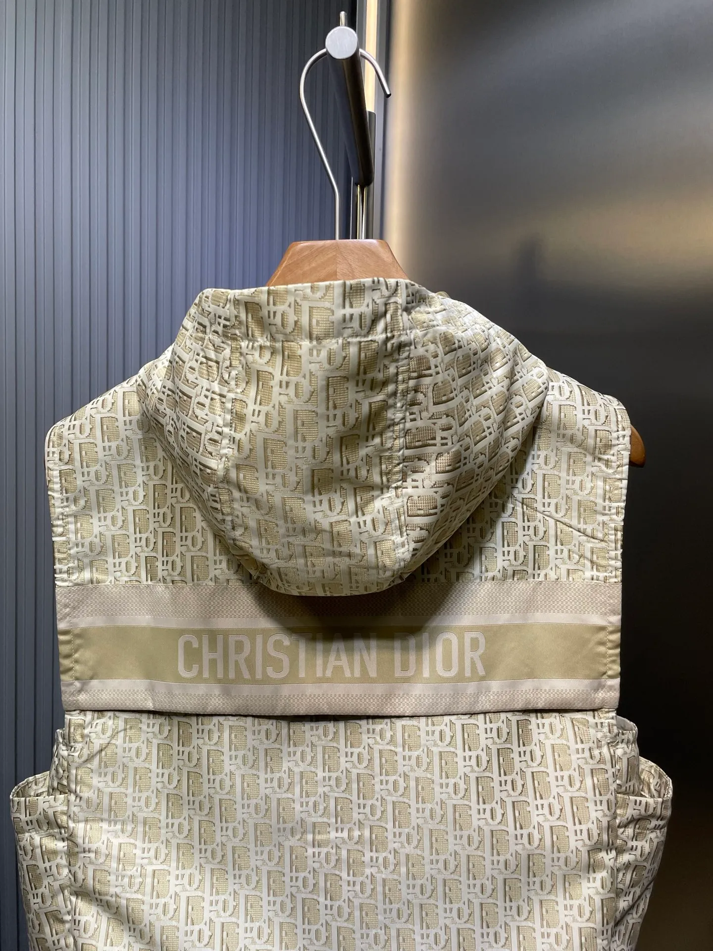 🅿️440 Dior 🌟【Top original order】25Ss early spring new style vest, high version produced! This hooded jacket is decorated with golden Oblique jacquard, recalling the classic pattern launched by Dior in 1967〰YB customized golden taffeta technical jacquard fabric🔜, and the right pocket is decorated with bee embroidery, which is more refined and super super heavy work‼ The most important thing is that to make a floral design, the workmanship cost is double that of an ordinary jacket. The texture is truly invincible. Size: s m l
