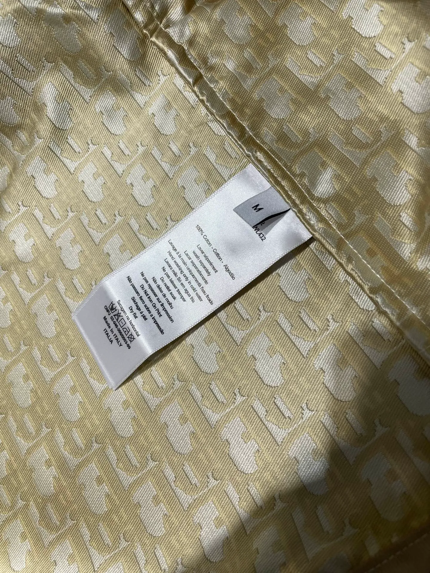 🅿️440 Dior 🌟【Top original order】25Ss early spring new style vest, high version produced! This hooded jacket is decorated with golden Oblique jacquard, recalling the classic pattern launched by Dior in 1967〰YB customized golden taffeta technical jacquard fabric🔜, and the right pocket is decorated with bee embroidery, which is more refined and super super heavy work‼ The most important thing is that to make a floral design, the workmanship cost is double that of an ordinary jacket. The texture is truly invincible. Size: s m l