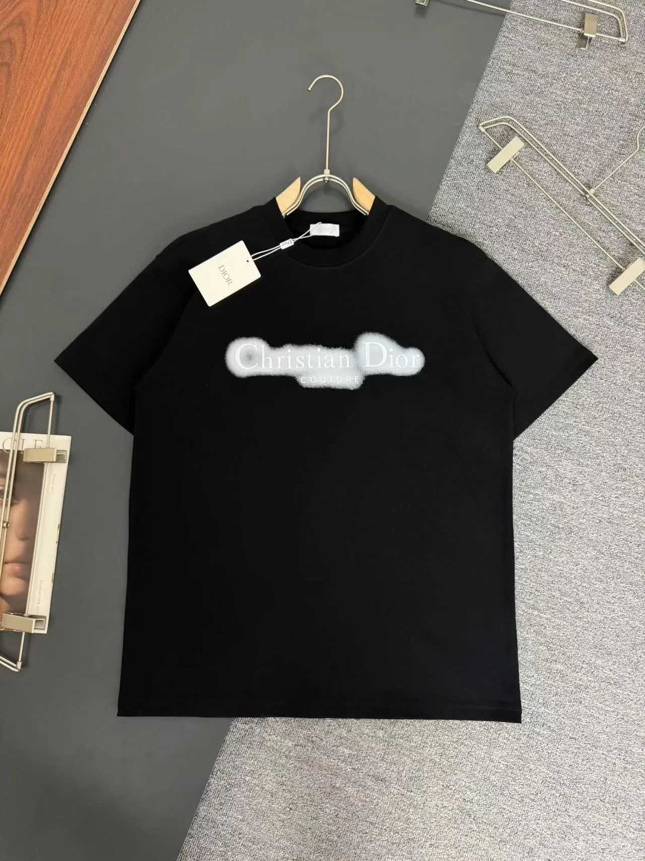 🅿️200 DIOR*Dior*320g heavyweight pure cotton T-shirt, thick, breathable and loose fit. Printed logo design. Spring and summer new round neck fashionable short-sleeved T-shirt. Comfortable against the skin, durable and easy to wear. Meticulous original craftsmanship, a must-have for casual and versatile colors. Color: Black, White, Anchor Red. Size: S M L XL XXL.