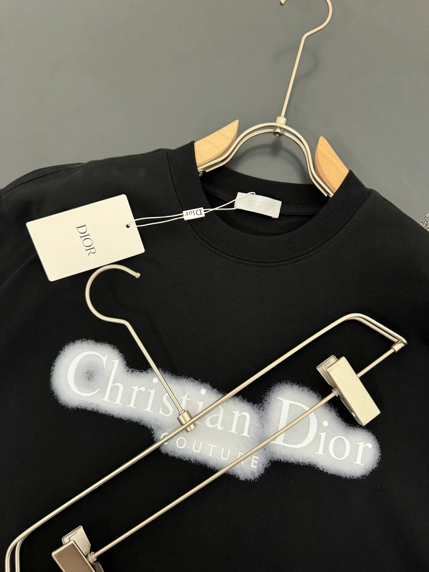 🅿️200 DIOR*Dior*320g heavyweight pure cotton T-shirt, thick, breathable and loose fit. Printed logo design. Spring and summer new round neck fashionable short-sleeved T-shirt. Comfortable against the skin, durable and easy to wear. Meticulous original craftsmanship, a must-have for casual and versatile colors. Color: Black, White, Anchor Red. Size: S M L XL XXL.