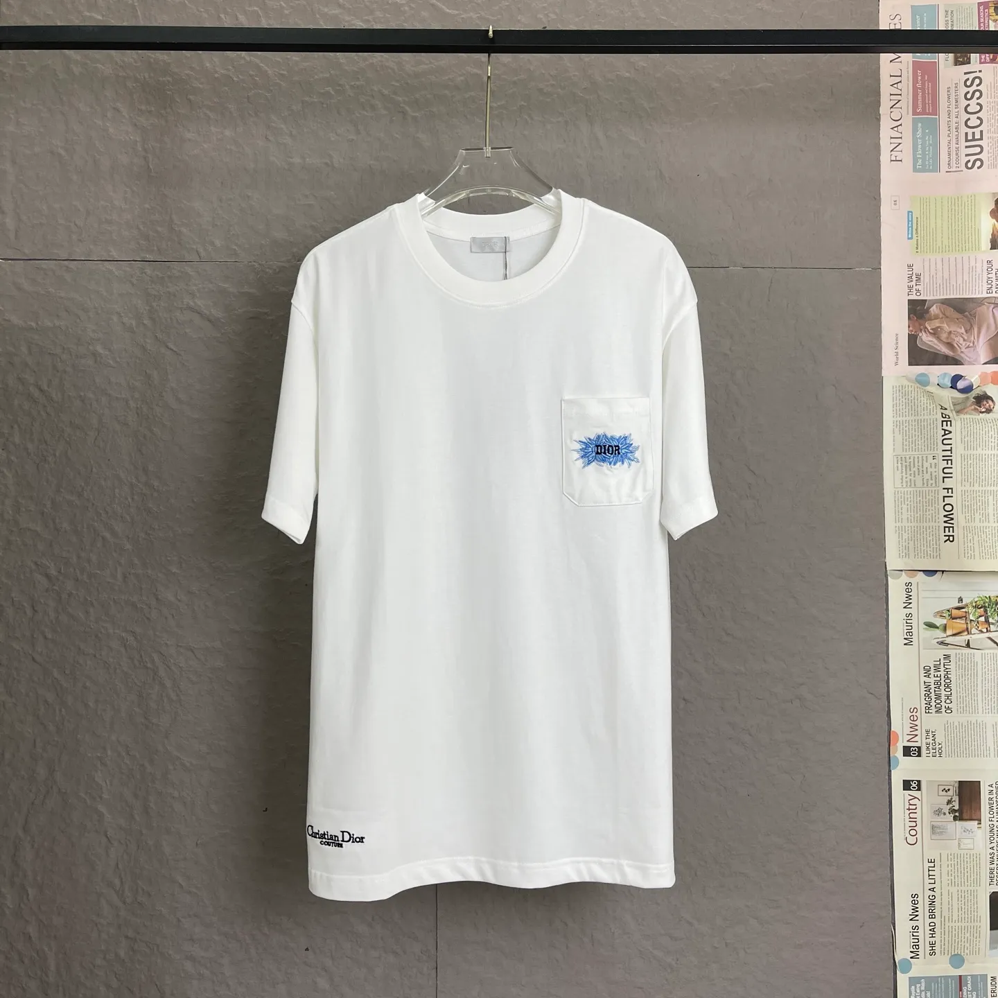🅿️190 /A90 DIOR Dior fabric upgrade, using 300 grams of fabric, 25 new styles, pocket embroidery, high-end craftsmanship, exclusive for new models, same style for men and women, casual loose fit short sleeves, high-end customization, high version, fashionable and versatile, imported fabrics, super soft and delicate feel, skin-friendly and comfortable to wear, high-end boutique High-temperature washing process to ensure that it does not deform or shrink. It is a comfortable and beautiful piece for summer wear! A must-have item for beauty and age reduction! The surface is super fine and smooth, uniform, delicate and soft. It is comfortable to wear and can easily create a cool summer feel. It is easy to hold the upper body and become the focus of the street in minutes. Color: Black and White Size: S-XL