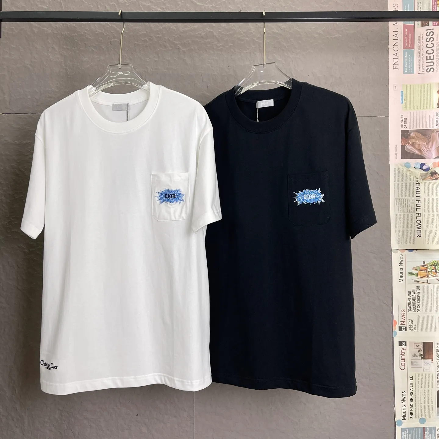 🅿️190 /A90 DIOR Dior fabric upgrade, using 300 grams of fabric, 25 new styles, pocket embroidery, high-end craftsmanship, exclusive for new models, same style for men and women, casual loose fit short sleeves, high-end customization, high version, fashionable and versatile, imported fabrics, super soft and delicate feel, skin-friendly and comfortable to wear, high-end boutique High-temperature washing process to ensure that it does not deform or shrink. It is a comfortable and beautiful piece for summer wear! A must-have item for beauty and age reduction! The surface is super fine and smooth, uniform, delicate and soft. It is comfortable to wear and can easily create a cool summer feel. It is easy to hold the upper body and become the focus of the street in minutes. Color: Black and White Size: S-XL