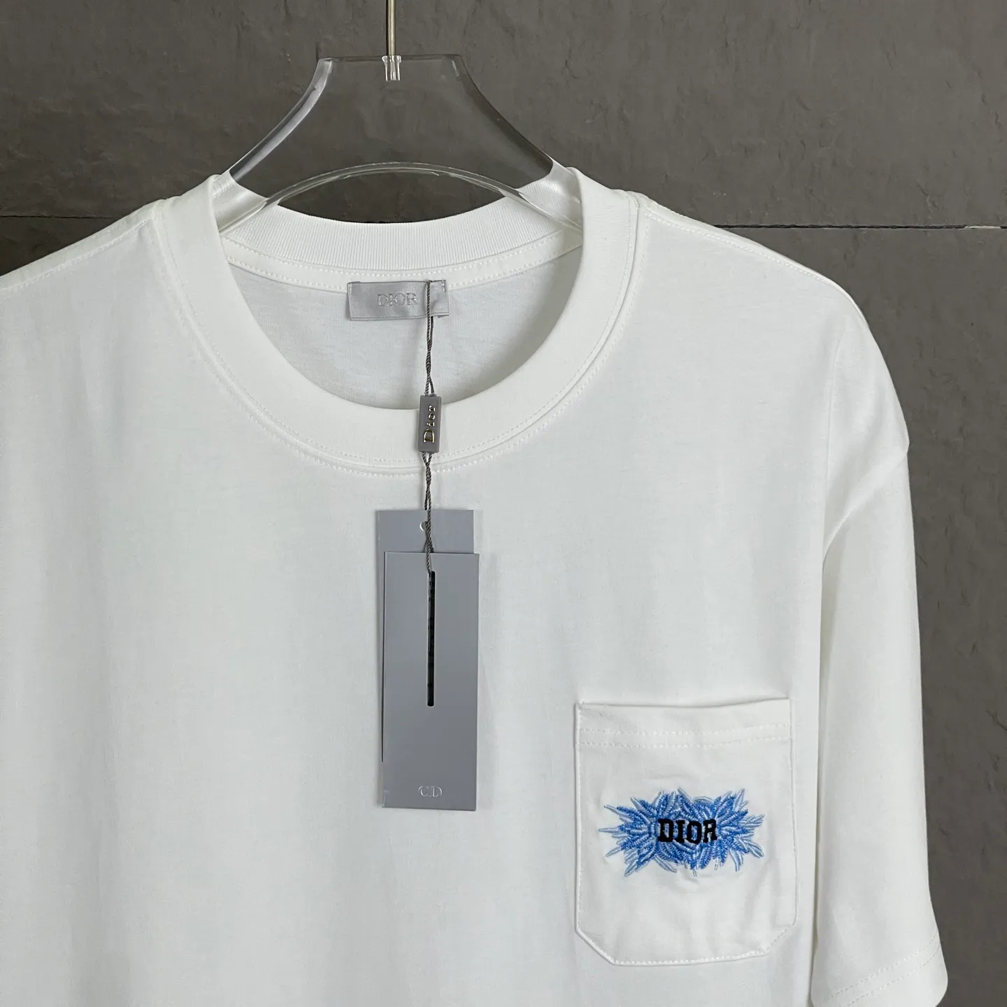 🅿️190 /A90 DIOR Dior fabric upgrade, using 300 grams of fabric, 25 new styles, pocket embroidery, high-end craftsmanship, exclusive for new models, same style for men and women, casual loose fit short sleeves, high-end customization, high version, fashionable and versatile, imported fabrics, super soft and delicate feel, skin-friendly and comfortable to wear, high-end boutique High-temperature washing process to ensure that it does not deform or shrink. It is a comfortable and beautiful piece for summer wear! A must-have item for beauty and age reduction! The surface is super fine and smooth, uniform, delicate and soft. It is comfortable to wear and can easily create a cool summer feel. It is easy to hold the upper body and become the focus of the street in minutes. Color: Black and White Size: S-XL