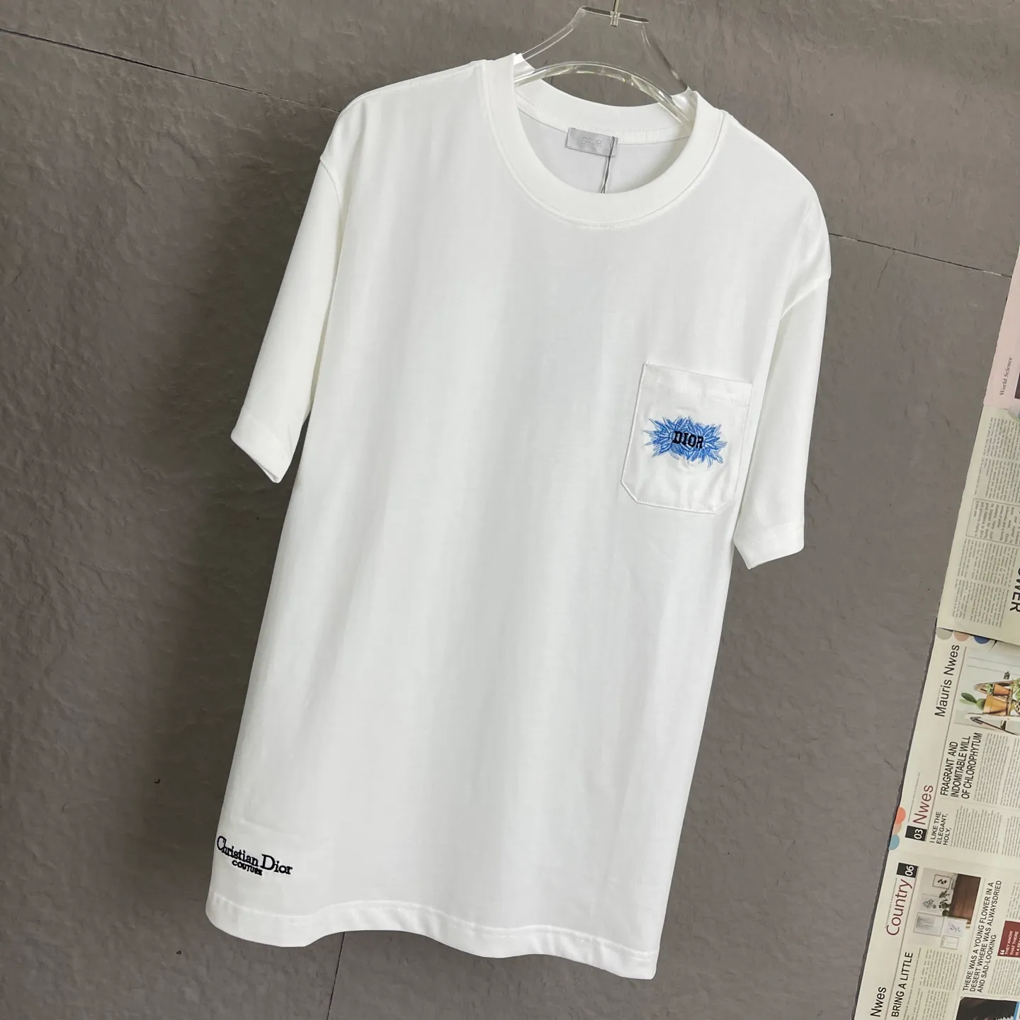 🅿️190 /A90 DIOR Dior fabric upgrade, using 300 grams of fabric, 25 new styles, pocket embroidery, high-end craftsmanship, exclusive for new models, same style for men and women, casual loose fit short sleeves, high-end customization, high version, fashionable and versatile, imported fabrics, super soft and delicate feel, skin-friendly and comfortable to wear, high-end boutique High-temperature washing process to ensure that it does not deform or shrink. It is a comfortable and beautiful piece for summer wear! A must-have item for beauty and age reduction! The surface is super fine and smooth, uniform, delicate and soft. It is comfortable to wear and can easily create a cool summer feel. It is easy to hold the upper body and become the focus of the street in minutes. Color: Black and White Size: S-XL