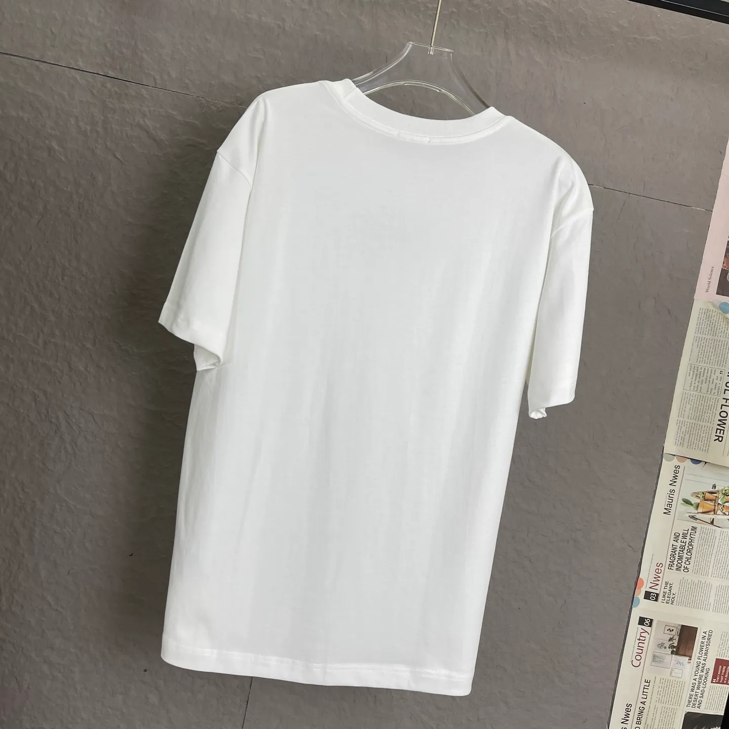 🅿️190 /A90 DIOR Dior fabric upgrade, using 300 grams of fabric, 25 new styles, pocket embroidery, high-end craftsmanship, exclusive for new models, same style for men and women, casual loose fit short sleeves, high-end customization, high version, fashionable and versatile, imported fabrics, super soft and delicate feel, skin-friendly and comfortable to wear, high-end boutique High-temperature washing process to ensure that it does not deform or shrink. It is a comfortable and beautiful piece for summer wear! A must-have item for beauty and age reduction! The surface is super fine and smooth, uniform, delicate and soft. It is comfortable to wear and can easily create a cool summer feel. It is easy to hold the upper body and become the focus of the street in minutes. Color: Black and White Size: S-XL