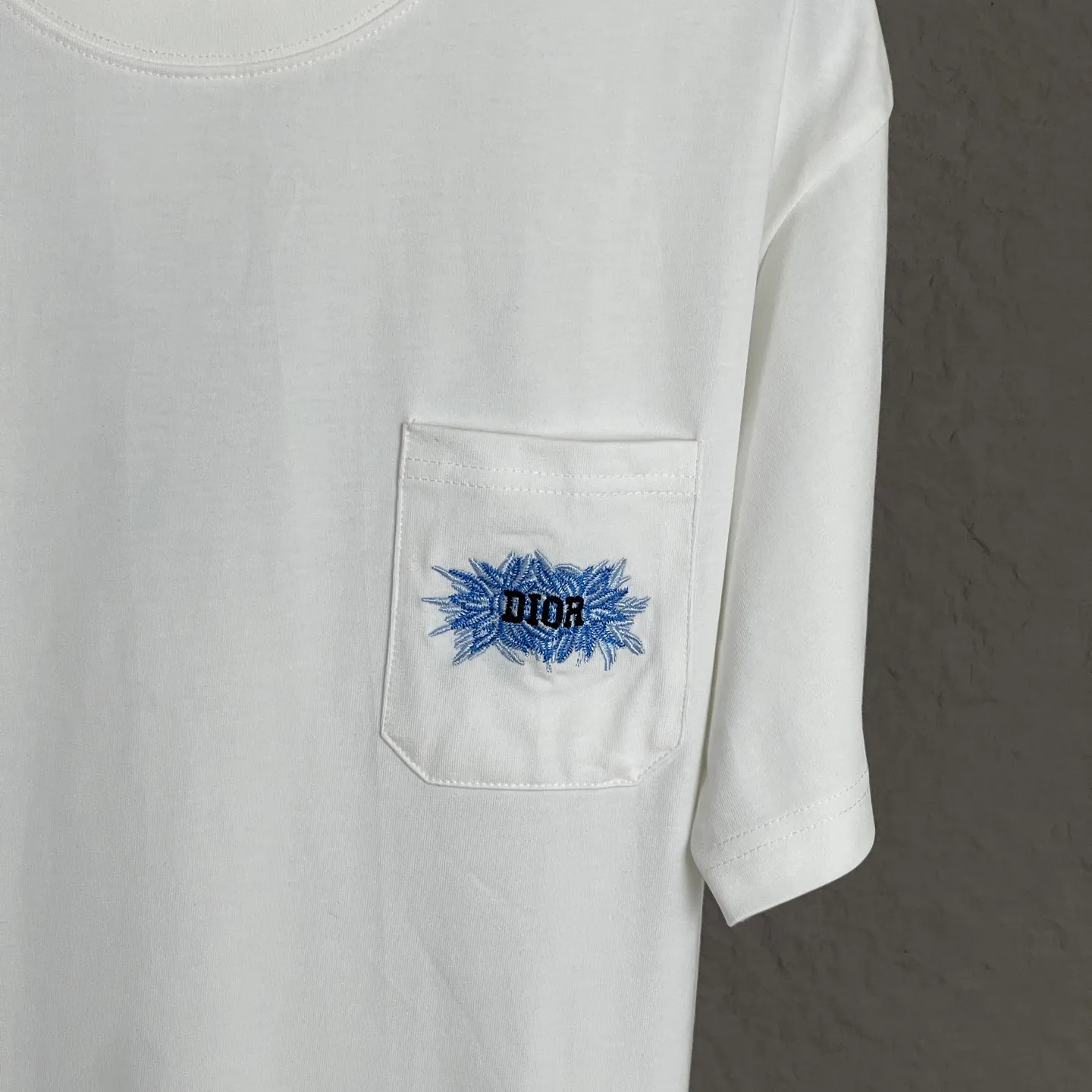 🅿️190 /A90 DIOR Dior fabric upgrade, using 300 grams of fabric, 25 new styles, pocket embroidery, high-end craftsmanship, exclusive for new models, same style for men and women, casual loose fit short sleeves, high-end customization, high version, fashionable and versatile, imported fabrics, super soft and delicate feel, skin-friendly and comfortable to wear, high-end boutique High-temperature washing process to ensure that it does not deform or shrink. It is a comfortable and beautiful piece for summer wear! A must-have item for beauty and age reduction! The surface is super fine and smooth, uniform, delicate and soft. It is comfortable to wear and can easily create a cool summer feel. It is easy to hold the upper body and become the focus of the street in minutes. Color: Black and White Size: S-XL