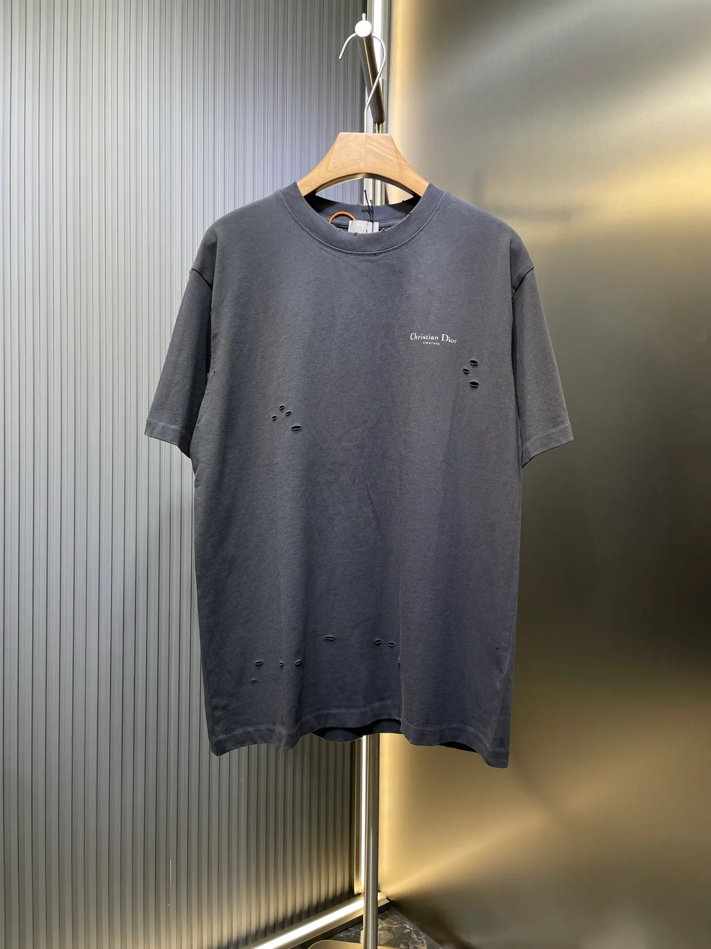 🅿️300 DIOR 🌟【Top Original Order】Lily of the Valley Printed Short Sleeves Process description: Made of 270g washed cotton, 36-count double yarns, the fabric is comfortable and soft, skin-friendly and breathable, with a tight and thick feel, four-thread dense edges, double-thread collar edge, double-needle chain bottom hemming and thread wrapping, the chest is decorated with brand letter logo printing, and the back is decorated with Lily of the Valley letter printing, fine workmanship, the overall line is straight and delicate, the fabric is comfortable and soft, and the color is consistent without color difference. It can be matched with the same style to create a fashionable look, and can be used in various occasions. Customized accessories, complete with three standards, same style for men and women! ⚠️Color: Gray ⚠️Size: XSSML