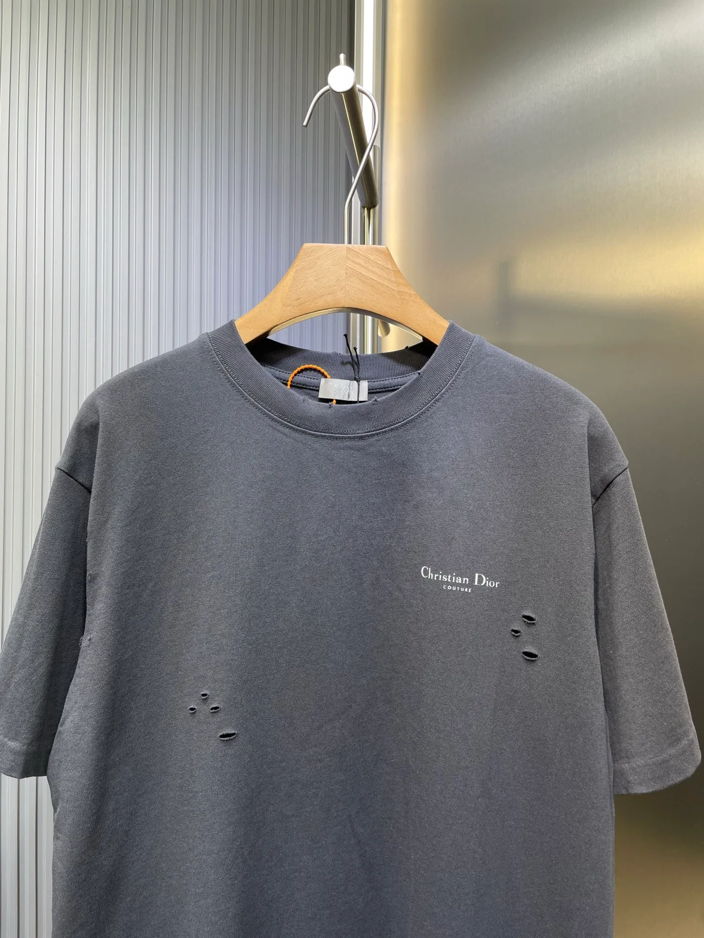 🅿️300 DIOR 🌟【Top Original Order】Lily of the Valley Printed Short Sleeves Process description: Made of 270g washed cotton, 36-count double yarns, the fabric is comfortable and soft, skin-friendly and breathable, with a tight and thick feel, four-thread dense edges, double-thread collar edge, double-needle chain bottom hemming and thread wrapping, the chest is decorated with brand letter logo printing, and the back is decorated with Lily of the Valley letter printing, fine workmanship, the overall line is straight and delicate, the fabric is comfortable and soft, and the color is consistent without color difference. It can be matched with the same style to create a fashionable look, and can be used in various occasions. Customized accessories, complete with three standards, same style for men and women! ⚠️Color: Gray ⚠️Size: XSSML