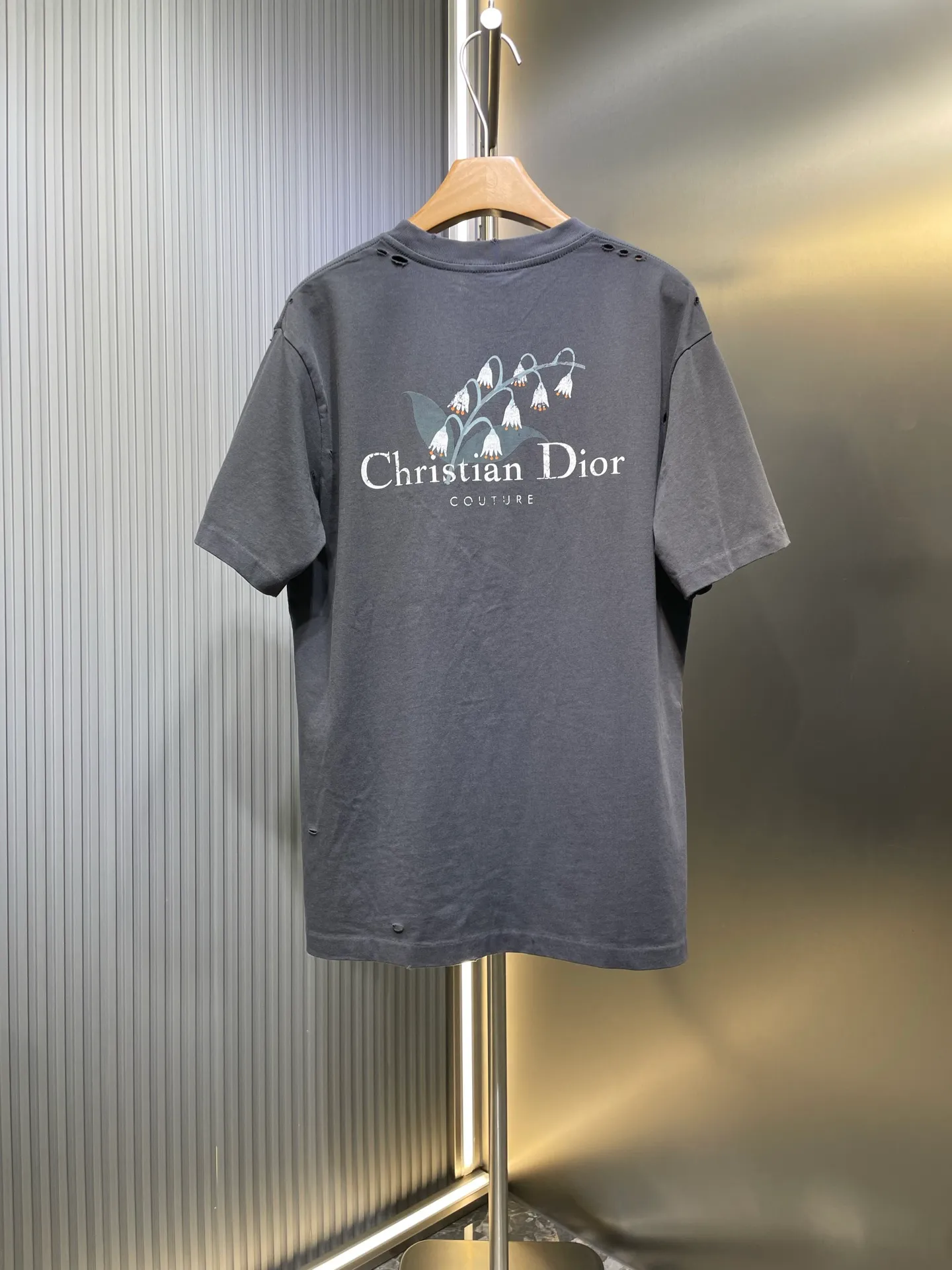 🅿️300 DIOR 🌟【Top Original Order】Lily of the Valley Printed Short Sleeves Process description: Made of 270g washed cotton, 36-count double yarns, the fabric is comfortable and soft, skin-friendly and breathable, with a tight and thick feel, four-thread dense edges, double-thread collar edge, double-needle chain bottom hemming and thread wrapping, the chest is decorated with brand letter logo printing, and the back is decorated with Lily of the Valley letter printing, fine workmanship, the overall line is straight and delicate, the fabric is comfortable and soft, and the color is consistent without color difference. It can be matched with the same style to create a fashionable look, and can be used in various occasions. Customized accessories, complete with three standards, same style for men and women! ⚠️Color: Gray ⚠️Size: XSSML