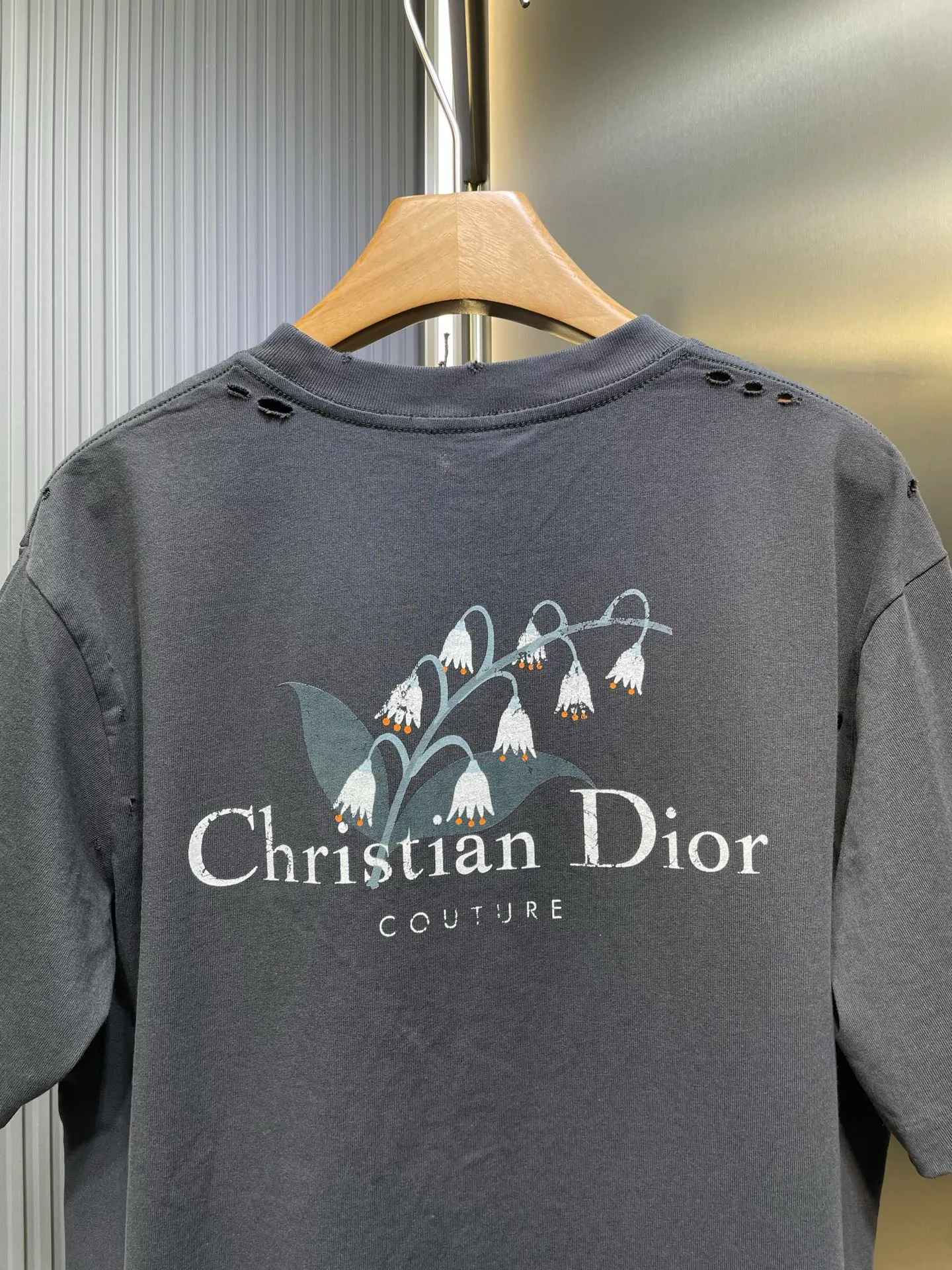 🅿️300 DIOR 🌟【Top Original Order】Lily of the Valley Printed Short Sleeves Process description: Made of 270g washed cotton, 36-count double yarns, the fabric is comfortable and soft, skin-friendly and breathable, with a tight and thick feel, four-thread dense edges, double-thread collar edge, double-needle chain bottom hemming and thread wrapping, the chest is decorated with brand letter logo printing, and the back is decorated with Lily of the Valley letter printing, fine workmanship, the overall line is straight and delicate, the fabric is comfortable and soft, and the color is consistent without color difference. It can be matched with the same style to create a fashionable look, and can be used in various occasions. Customized accessories, complete with three standards, same style for men and women! ⚠️Color: Gray ⚠️Size: XSSML